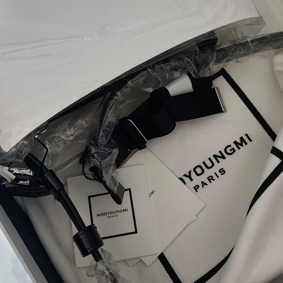 Wooyoungmi Square Mini Bag Black 착용 스타일