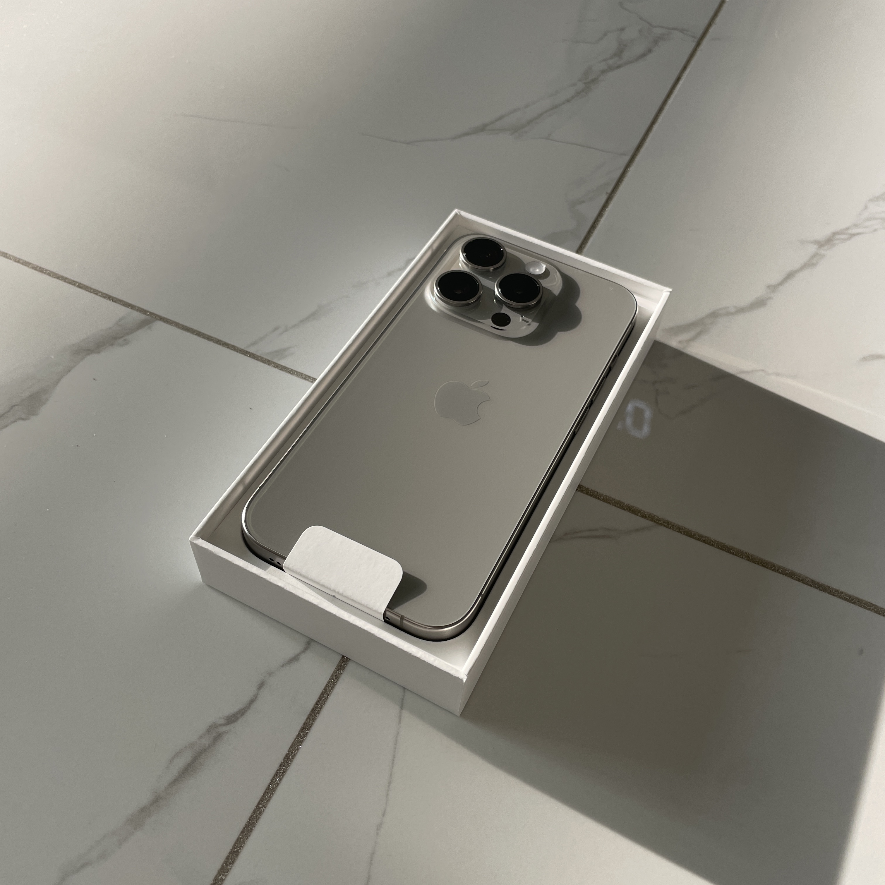 Apple iPhone 15 Pro 256GB Natural Titanium (Korean Ver.) 착용 스타일