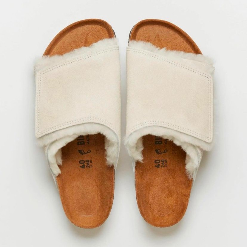 Birkenstock x Stussy Solana Shearling Slide Caramel, Birkenstock x Stussy Solana Shearling Slide Washed Green 착용 스타일 - 2