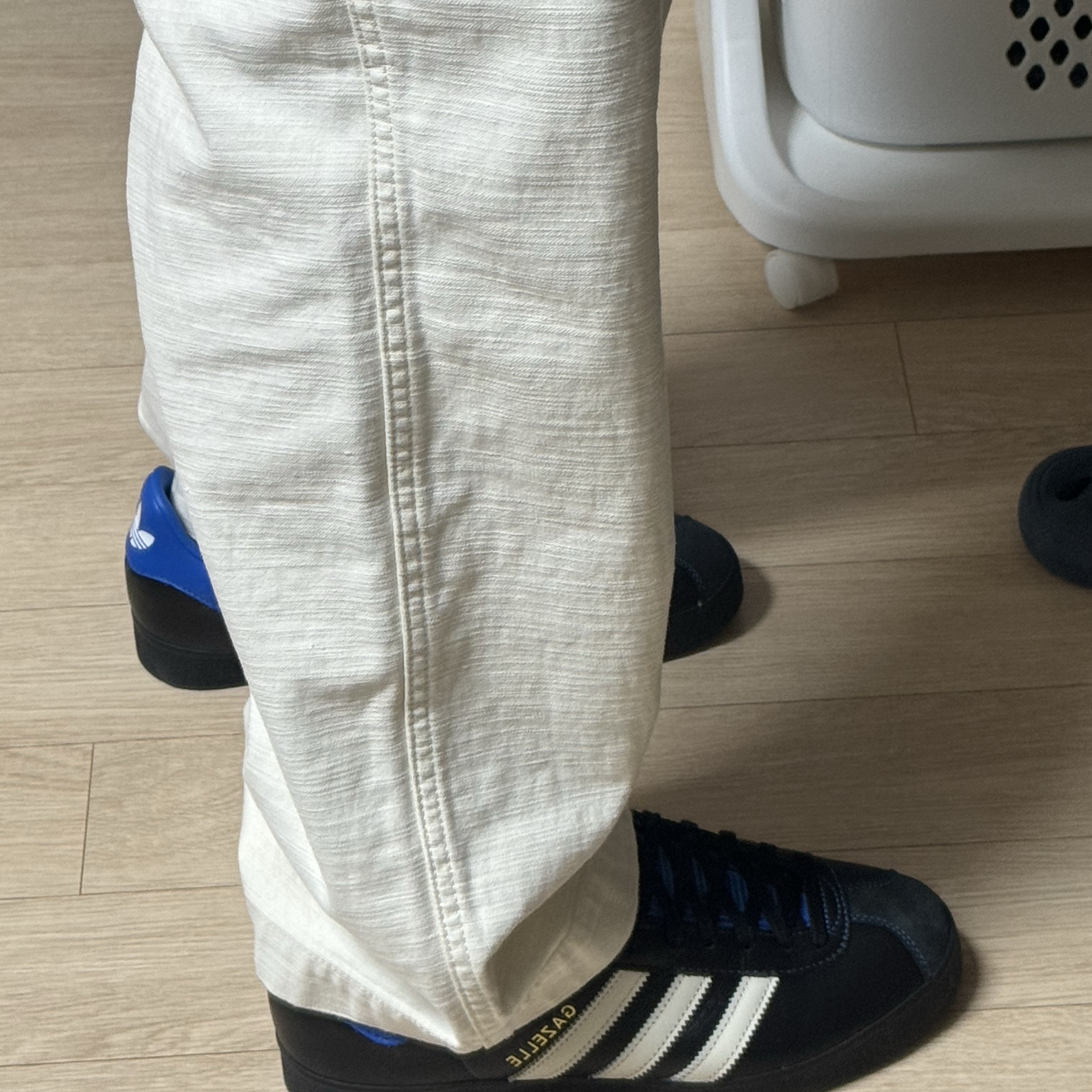 Adidas x Atmos Gazelle 85 Core Black Blue Bird 착용 스타일 - 1