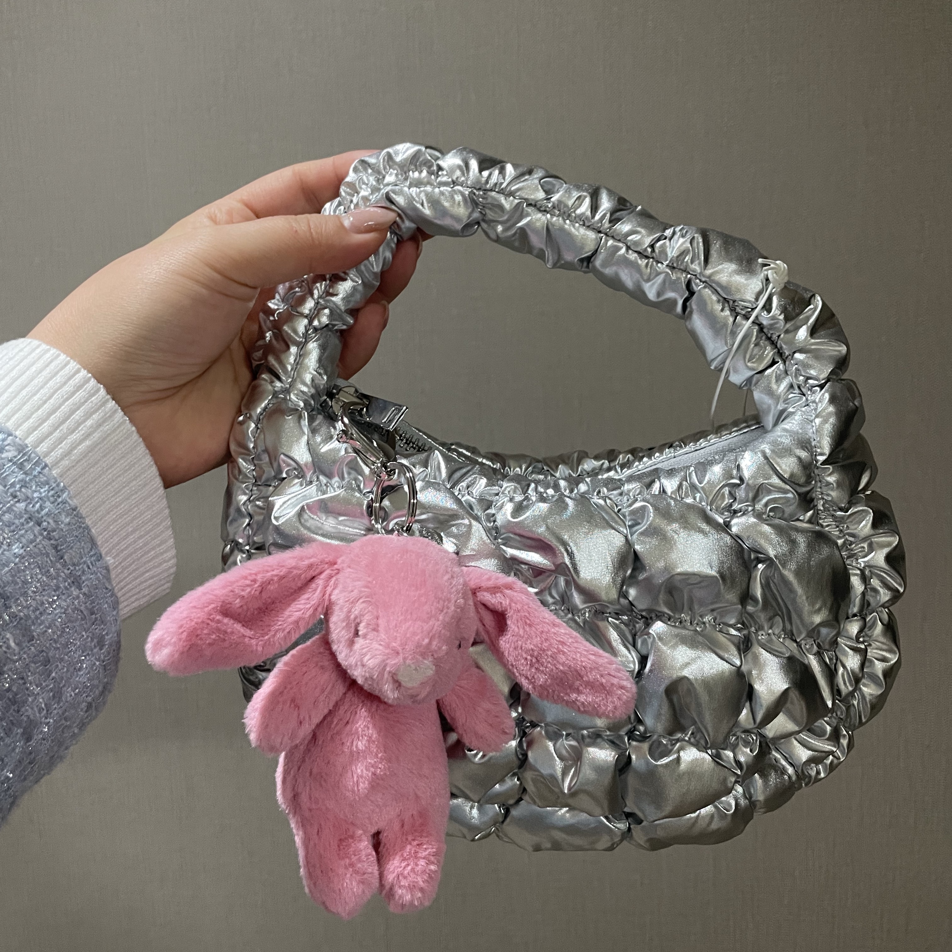 Jellycat Bashful Bunny Bag Charm Pink 착용 스타일 - 2