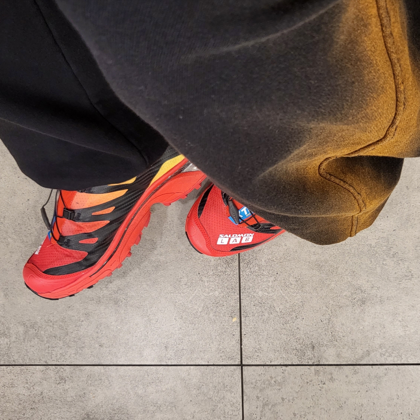 Salomon XT-4 Fiery Red Empire Yellow 착용 스타일