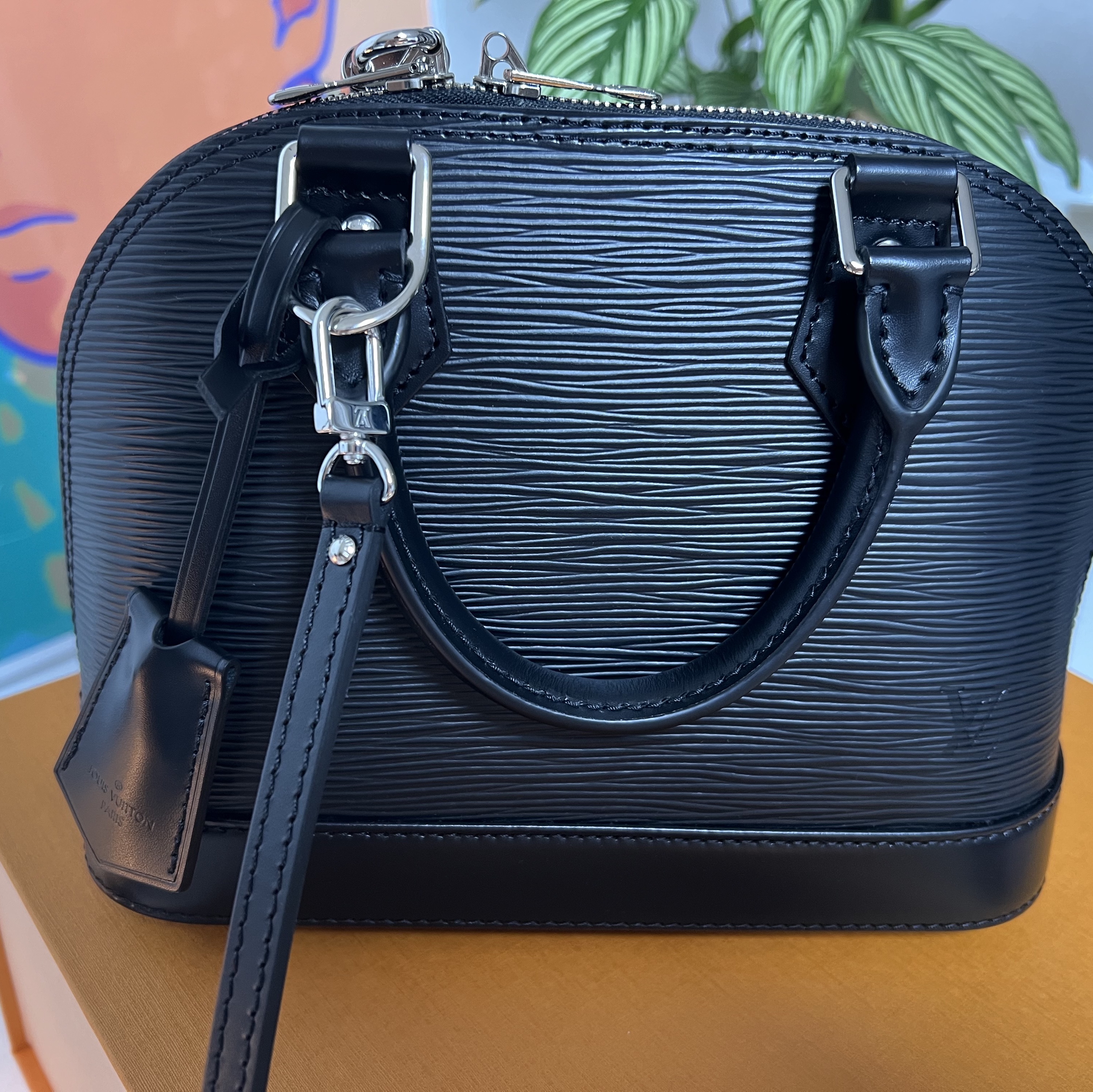 Louis Vuitton Alma BB Epi Black 착용 스타일
