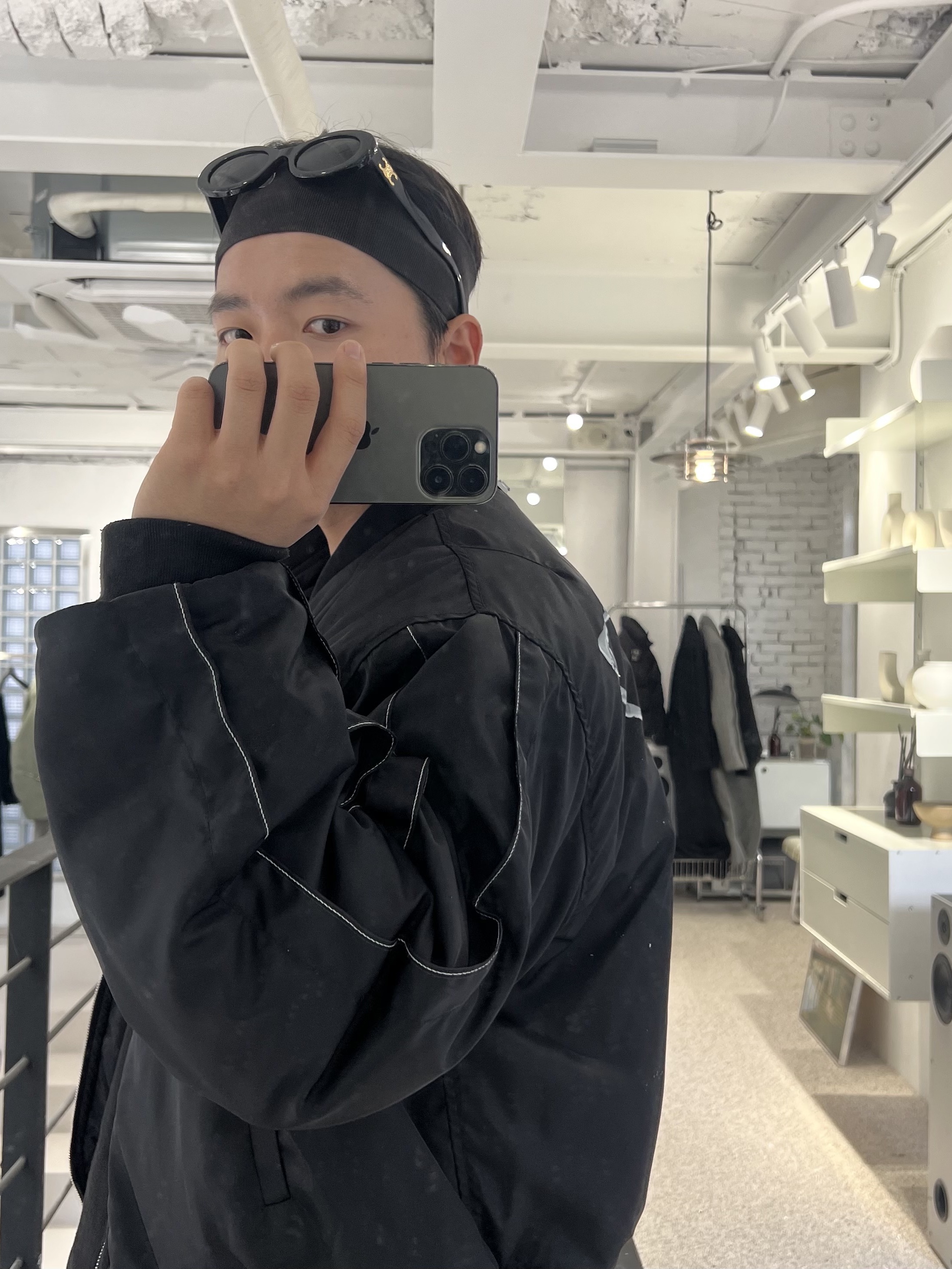 (W) Celine Triomphe 01 Sunglasses in Acetate Black, Maison Mihara Yasuhiro Peterson OG Sole Canvas Low-top Sneakers Natural 착용 스타일 - 2