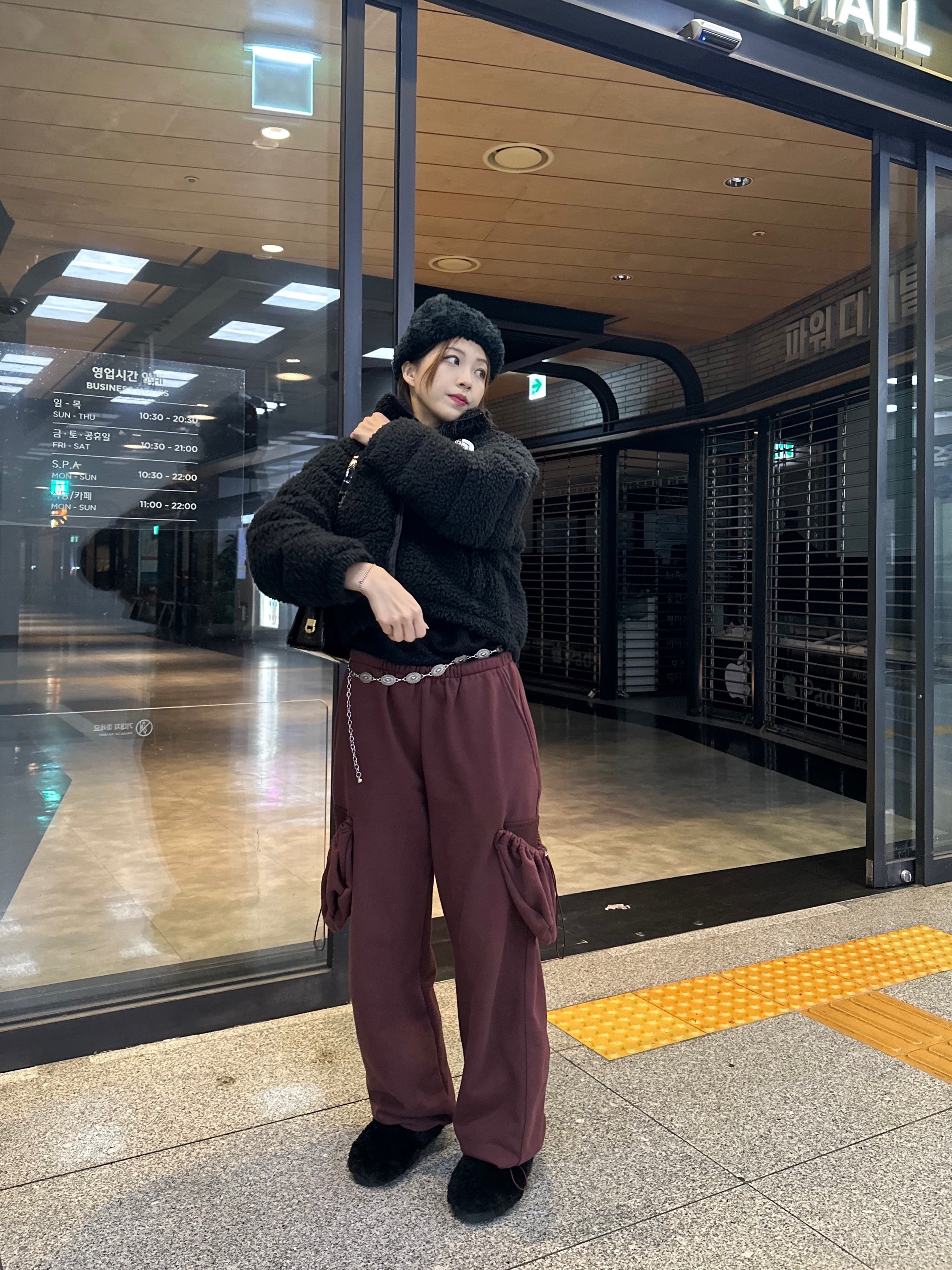 (W) The North Face Sherpa Nuptse Jacket Black 착용 스타일 - 1