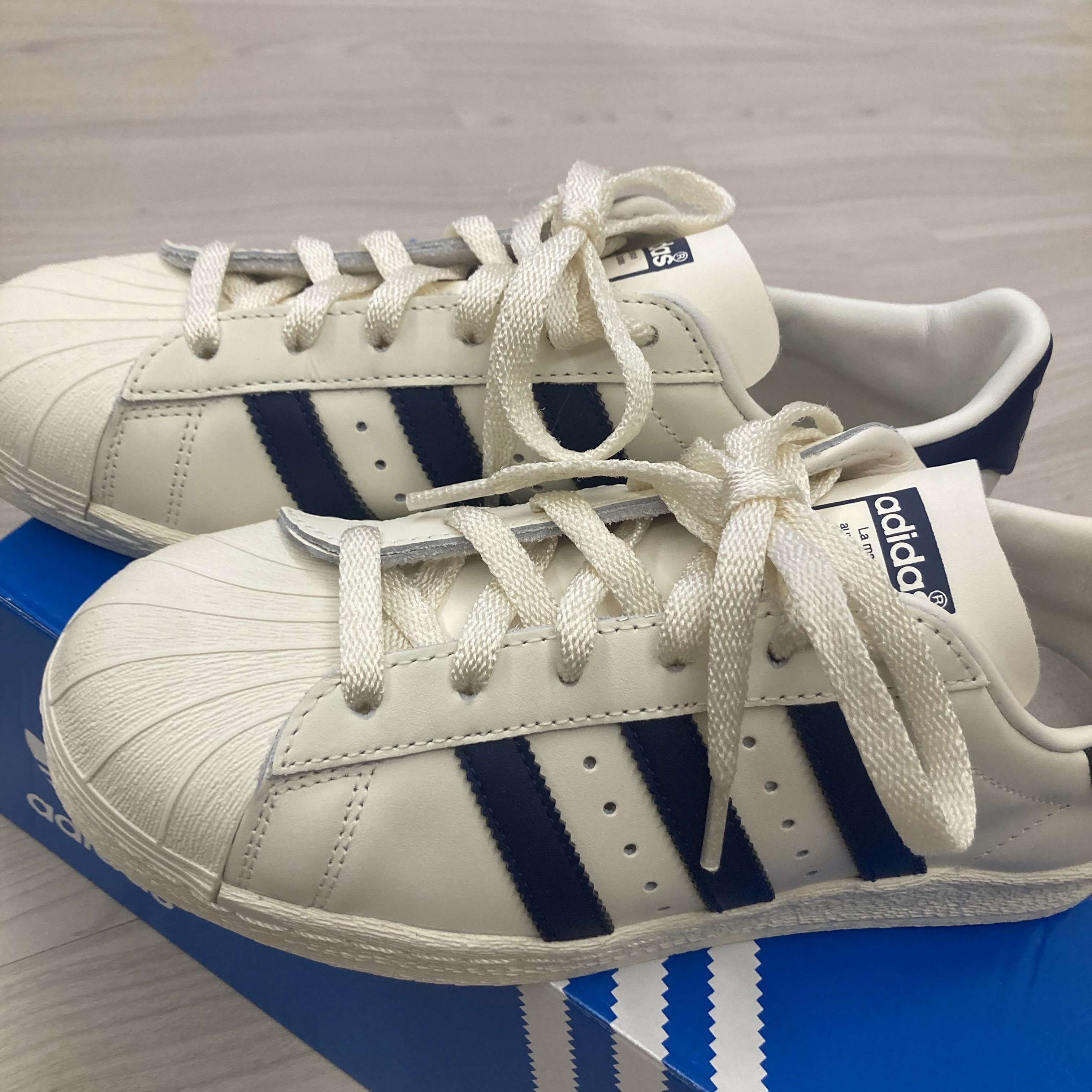 Adidas Superstar 82 White Dark Blue 착용 스타일 - 1