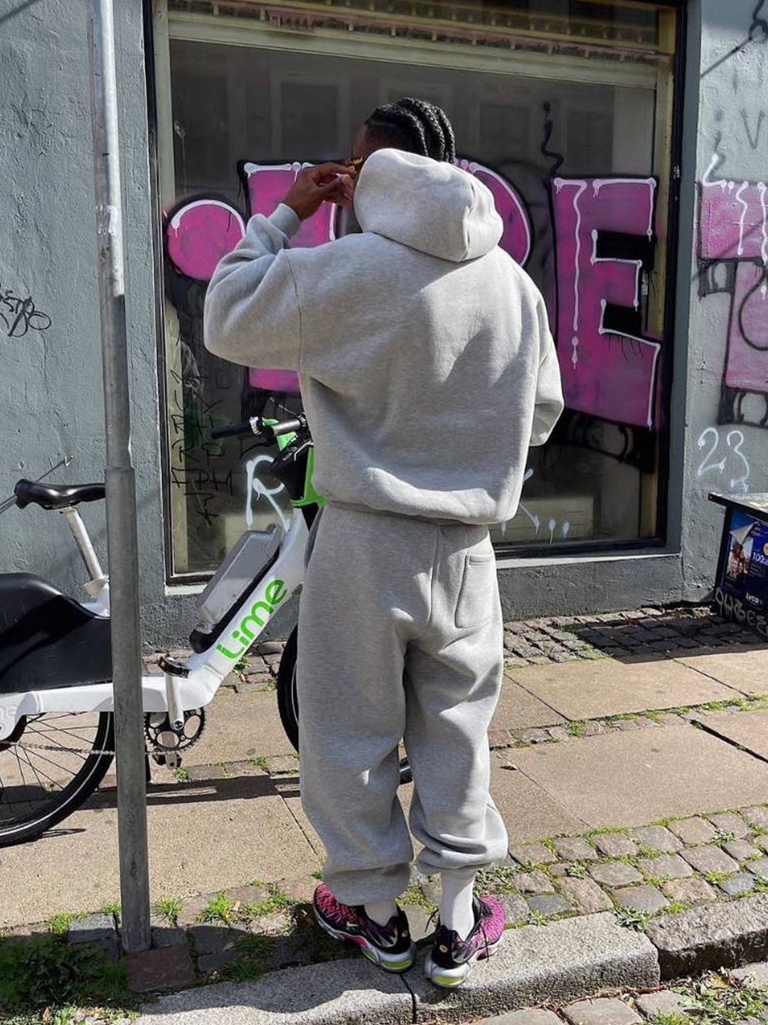 Nike x Stussy NRG Fleece Pants Dark Grey Heather (DO9340-063), Nike x Stussy NRG RA Pullover Hoodie Dark Grey Heather (DJ9488-063) 착용 스타일 - 3