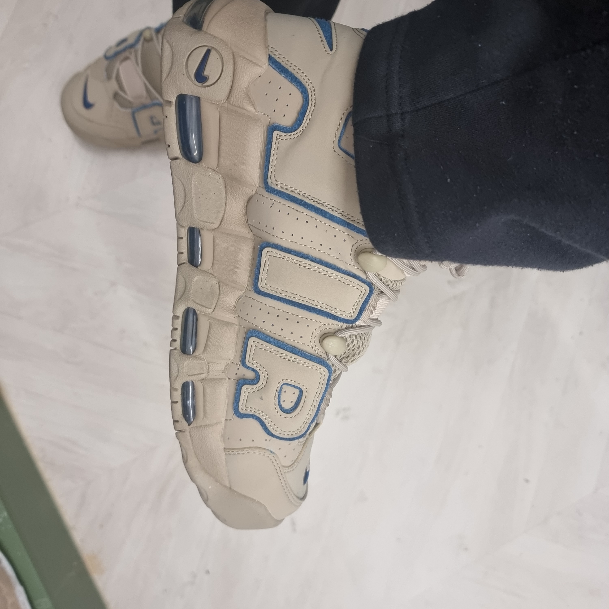 Nike Air More Uptempo Limestone and Valerian Blue 착용 스타일 - 2