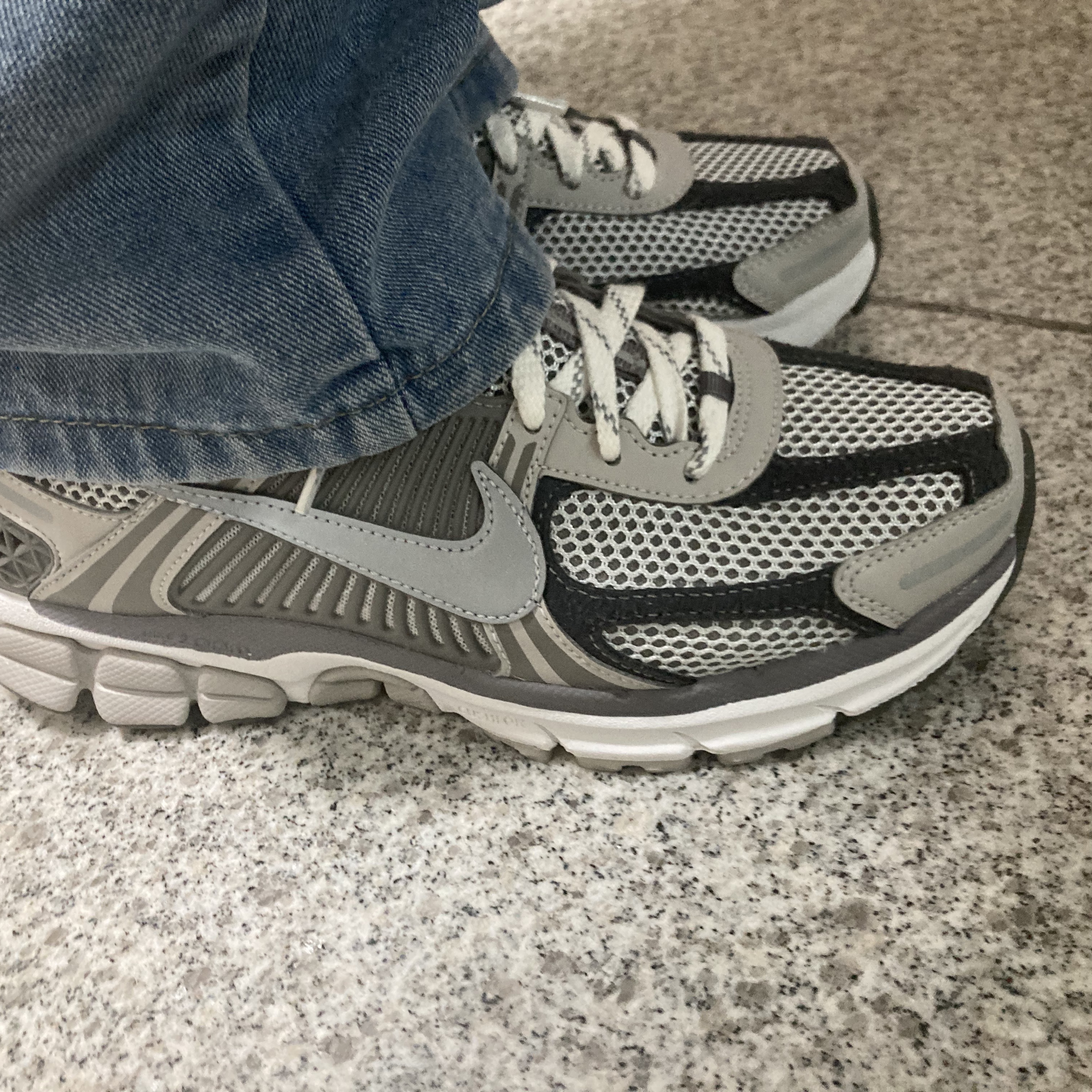 Nike Zoom Vomero 5 PRM Light Iron Ore and Flat Fewter 착용 스타일 - 1