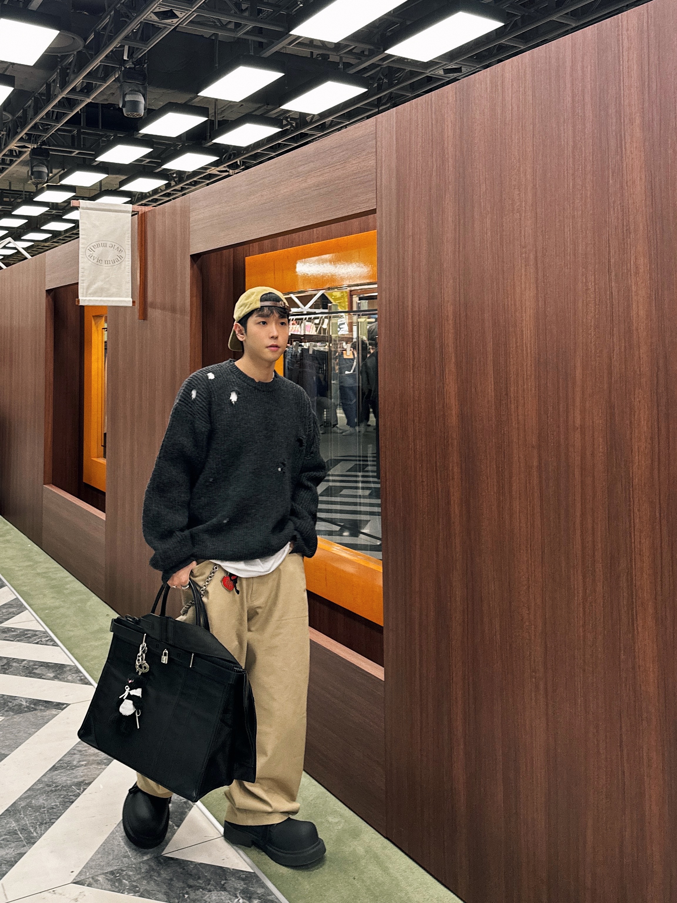 STU Wide Cotton Pants Beige, STU Destroyed Knit Charcoal with Name Tag 착용 스타일 - 2