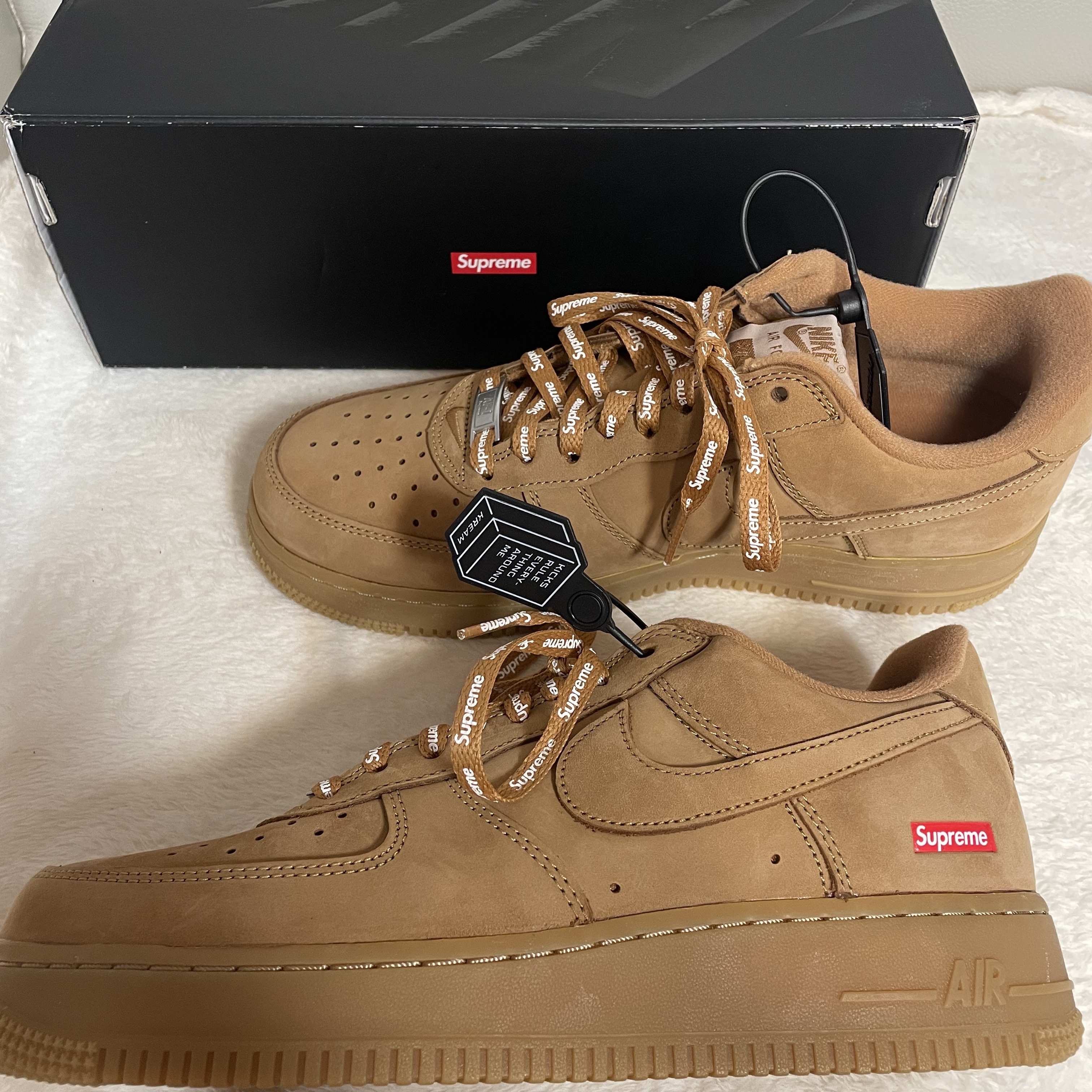 Nike x Supreme Air Force 1 Low Flax 착용 스타일