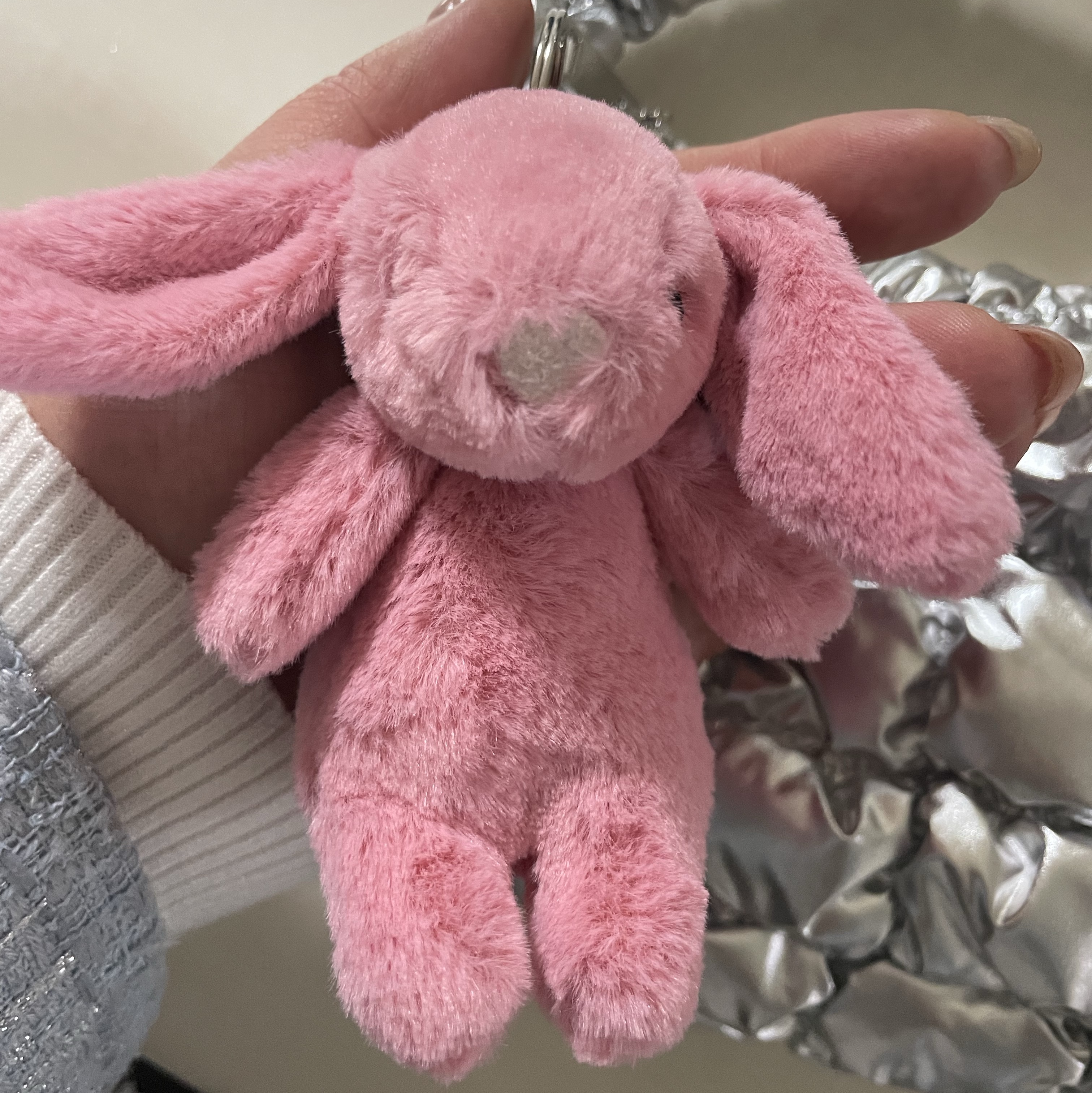 Jellycat Bashful Bunny Bag Charm Pink 착용 스타일 - 1