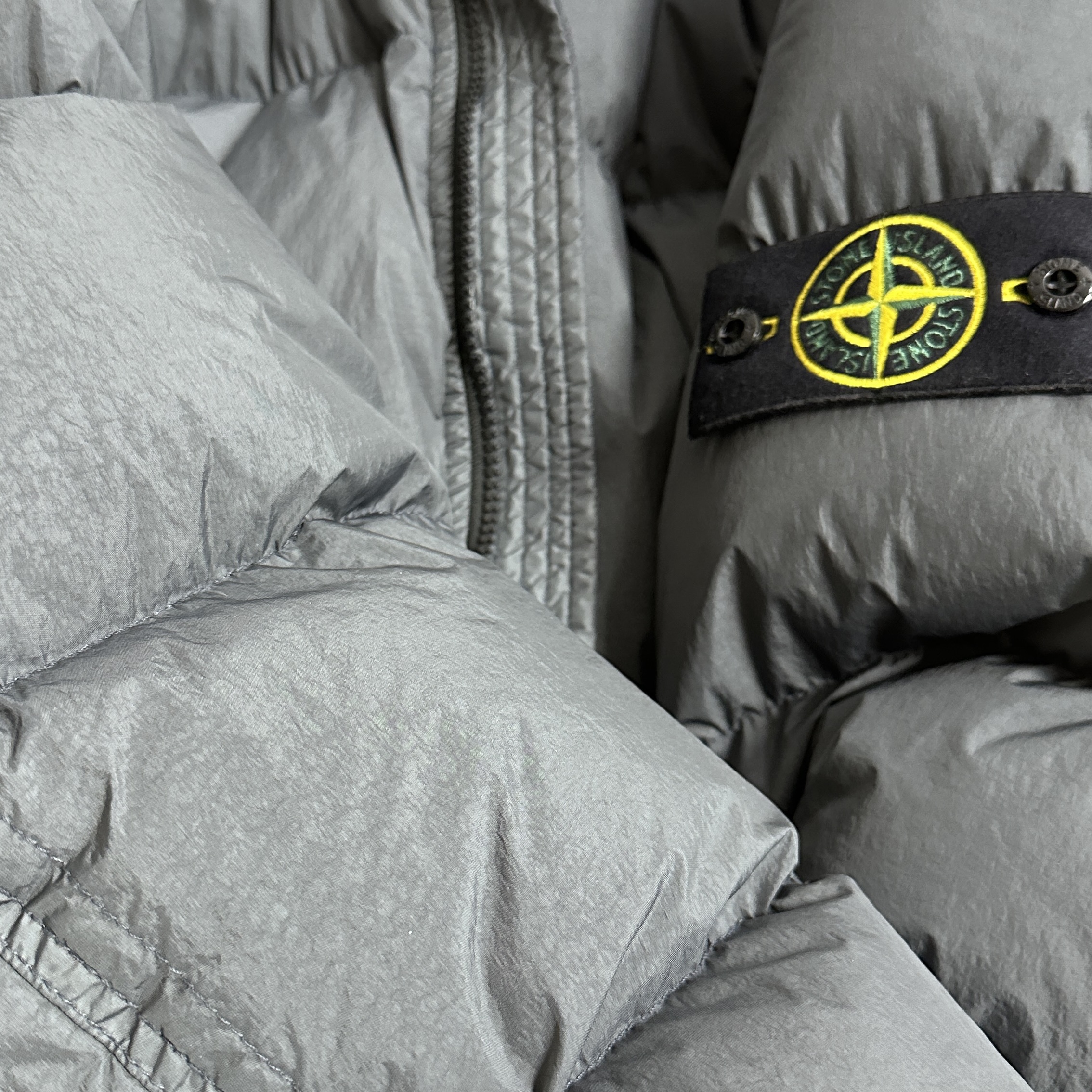Stone Island 40623 Garment Dyed Crinkle Reps Recycled Nylon Down Jacket Lead - 23FW 착용 스타일 - 2