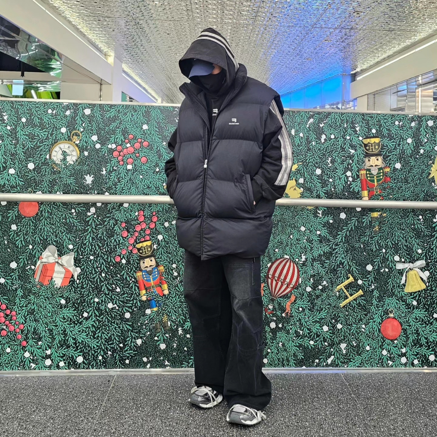 Balenciaga Sporty B Cosy Puffer Gilet Black, Balenciaga 3XL Mule Grey White Red 착용 스타일 - 2