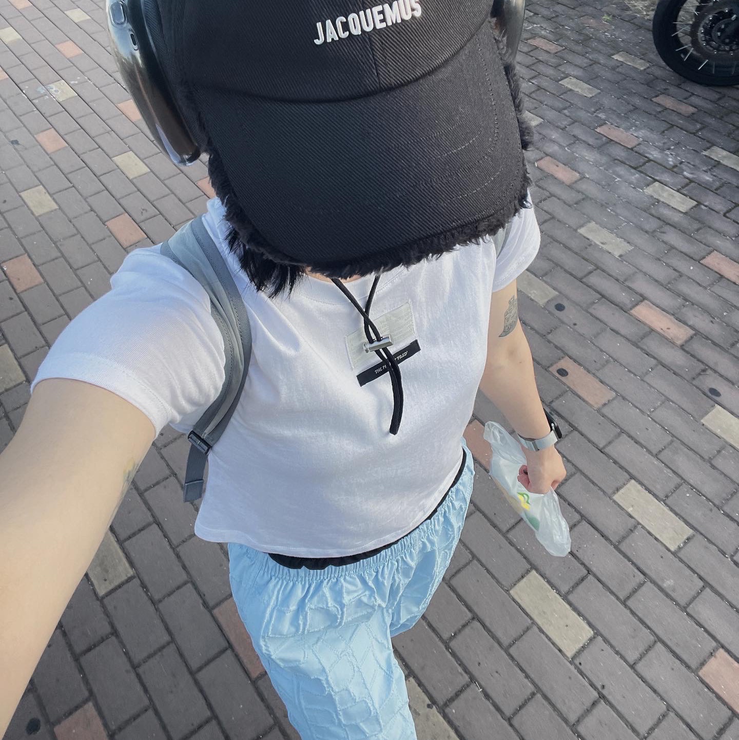 Supreme Repeat Stitch Track Pants Light Blue - 23SS, Jacquemus La Casquette Artichaut Fringe Baseball Cap Black 착용 스타일 - 1