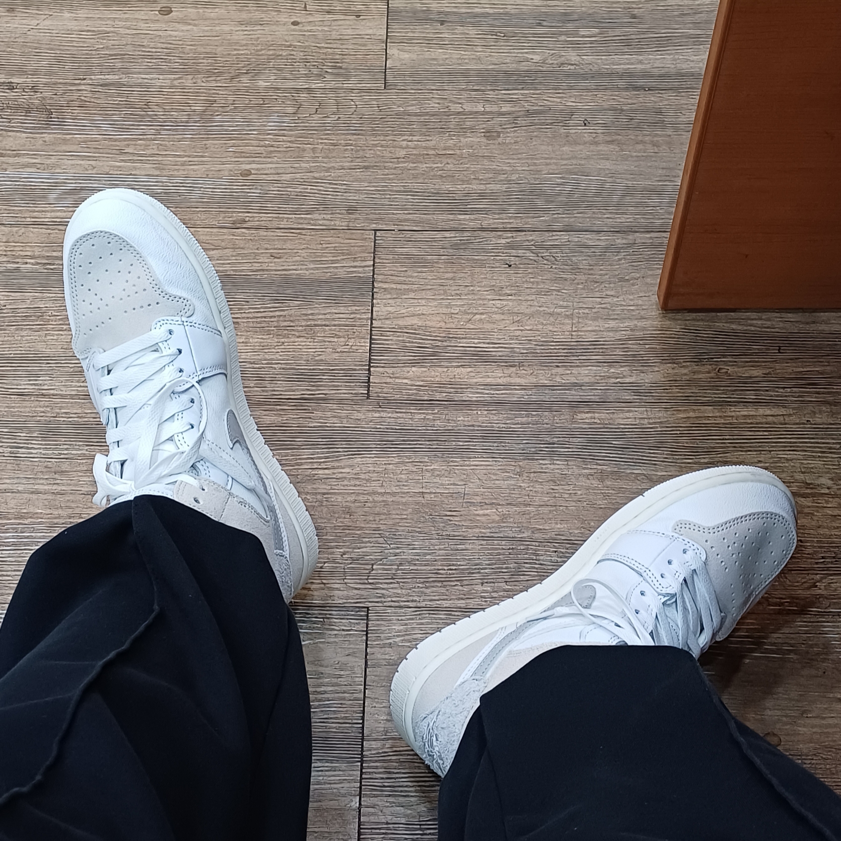 Jordan 1 Mid SE Craft White Light Orewood Brown 착용 스타일