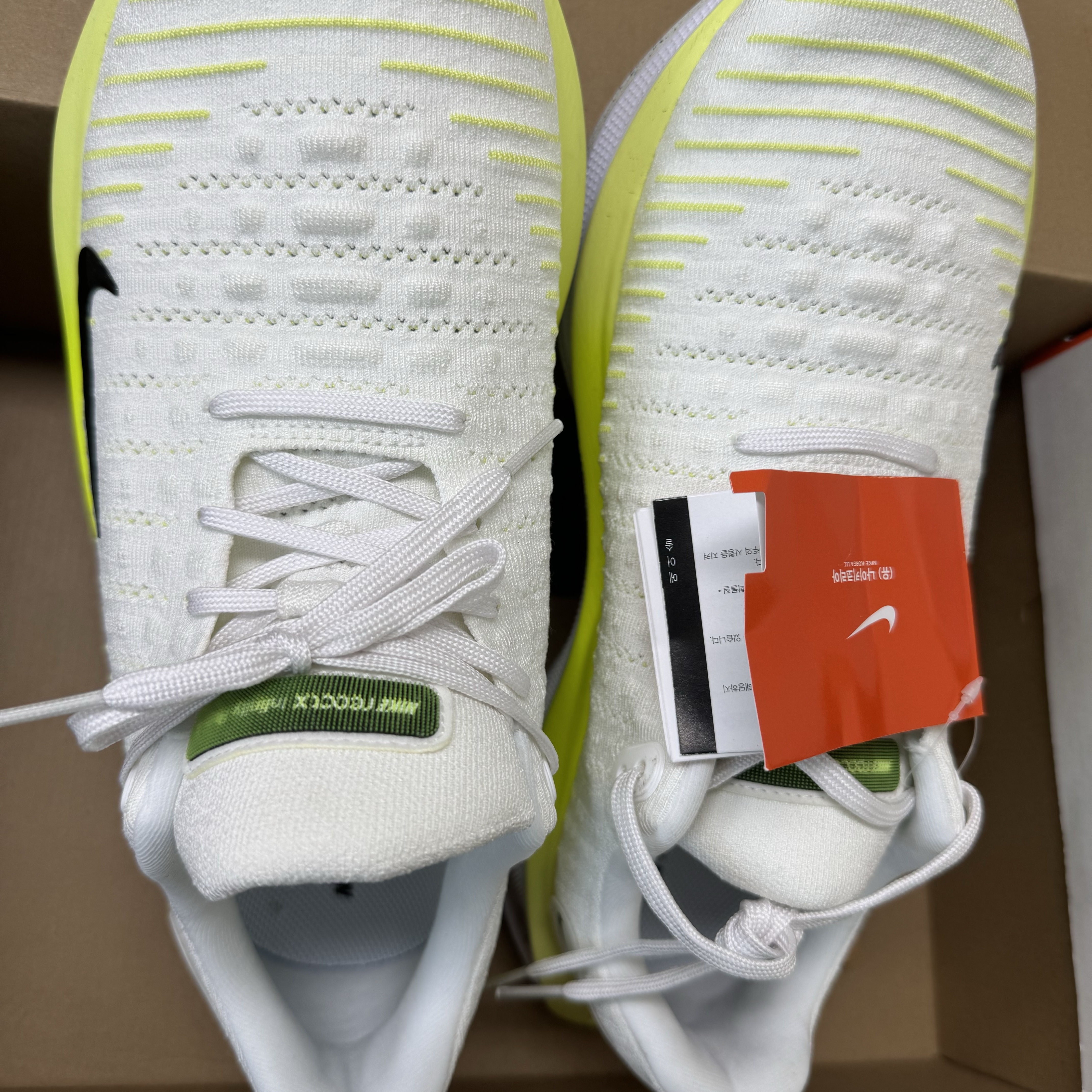 Nike ReactX Infinity Run 4 White Light Lemon Twist 착용 스타일 - 2