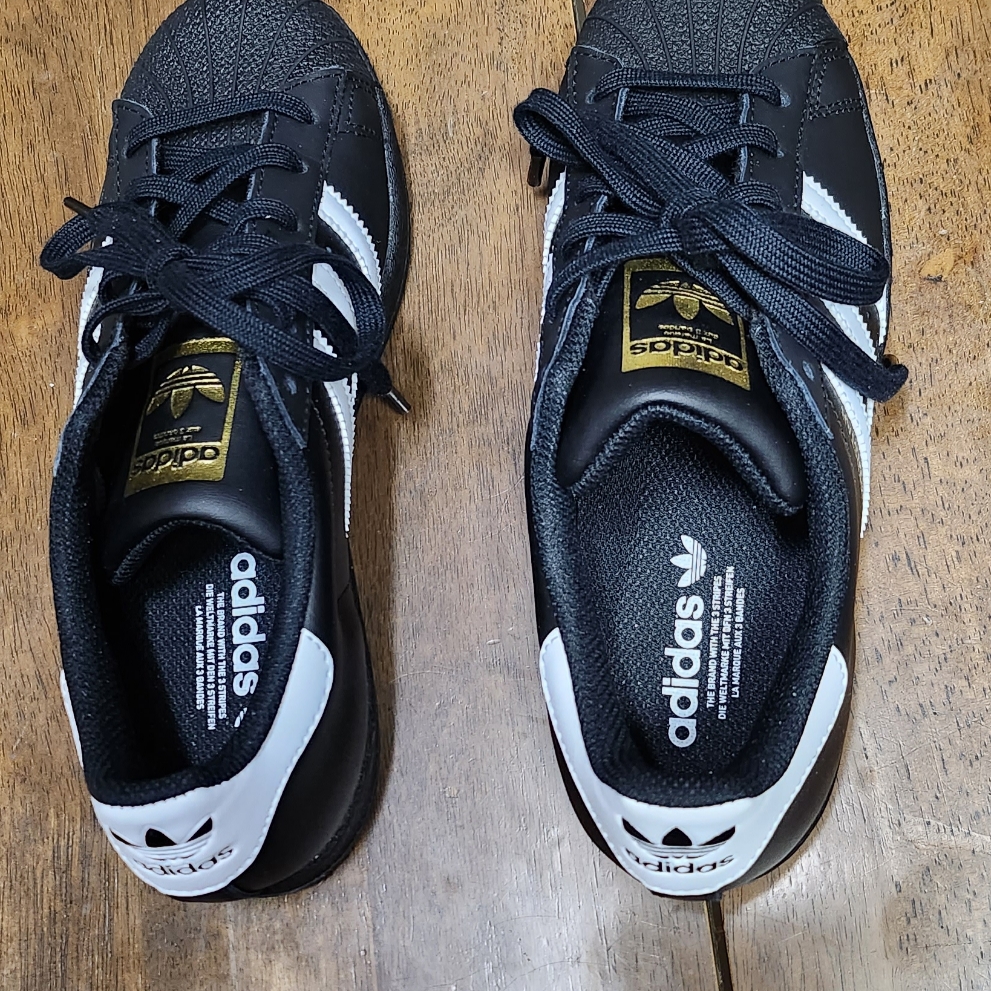 Adidas Superstar Core Black White 착용 스타일
