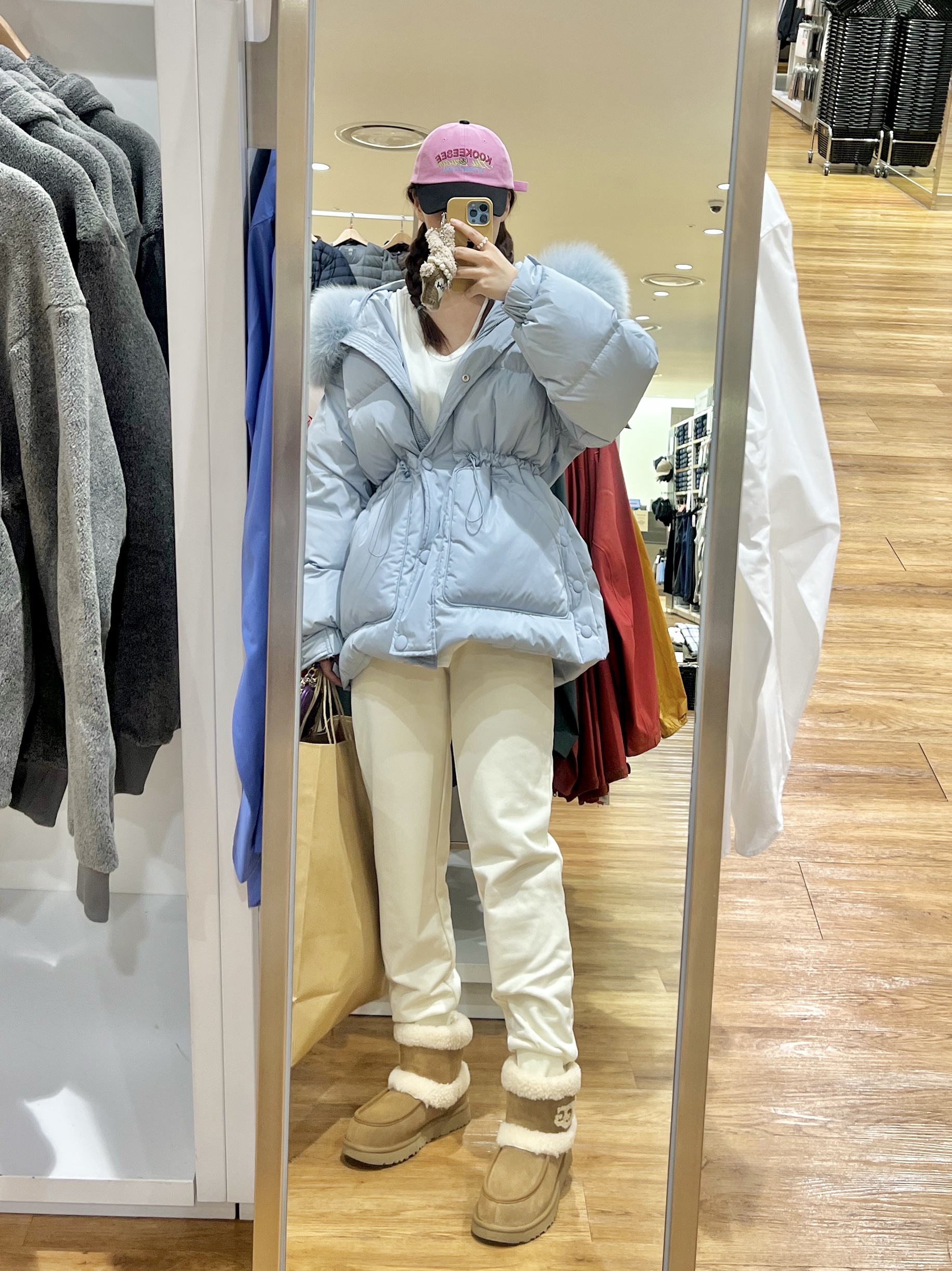 (W) UGG Ultra Mini UGG Fluff Chestnut 착용 스타일 - 2