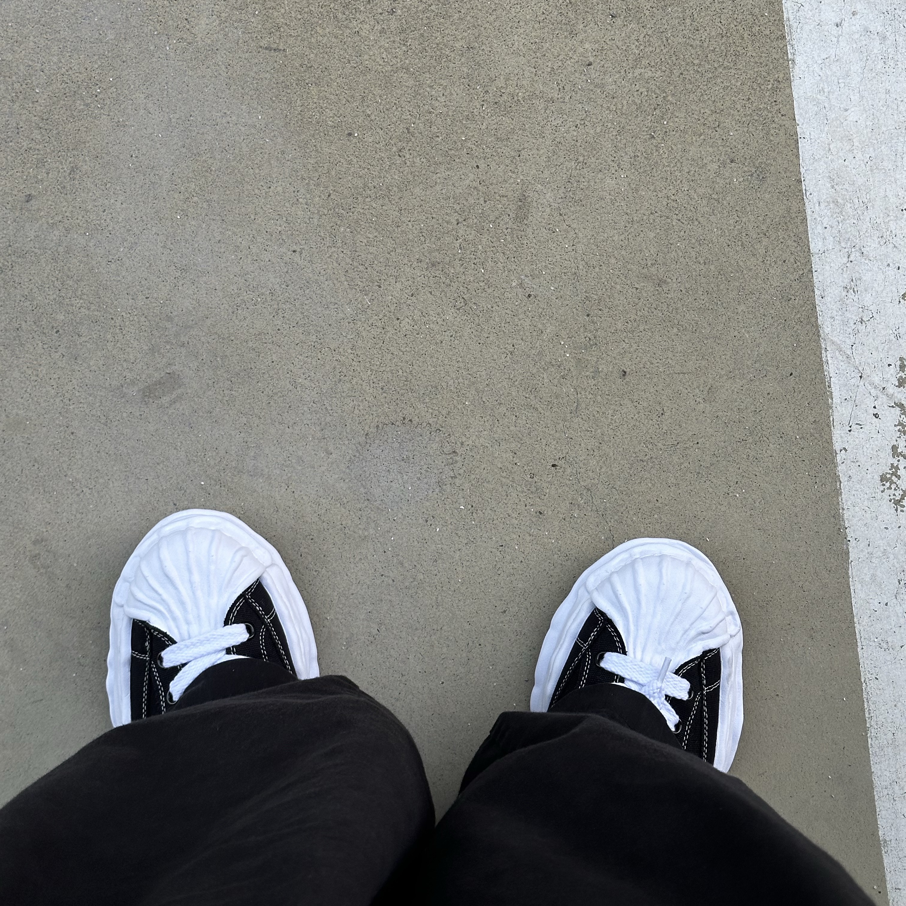 Maison Mihara Yasuhiro Blakey OG Sole Canvas Low-top Sneakers Black White 착용 스타일 - 2