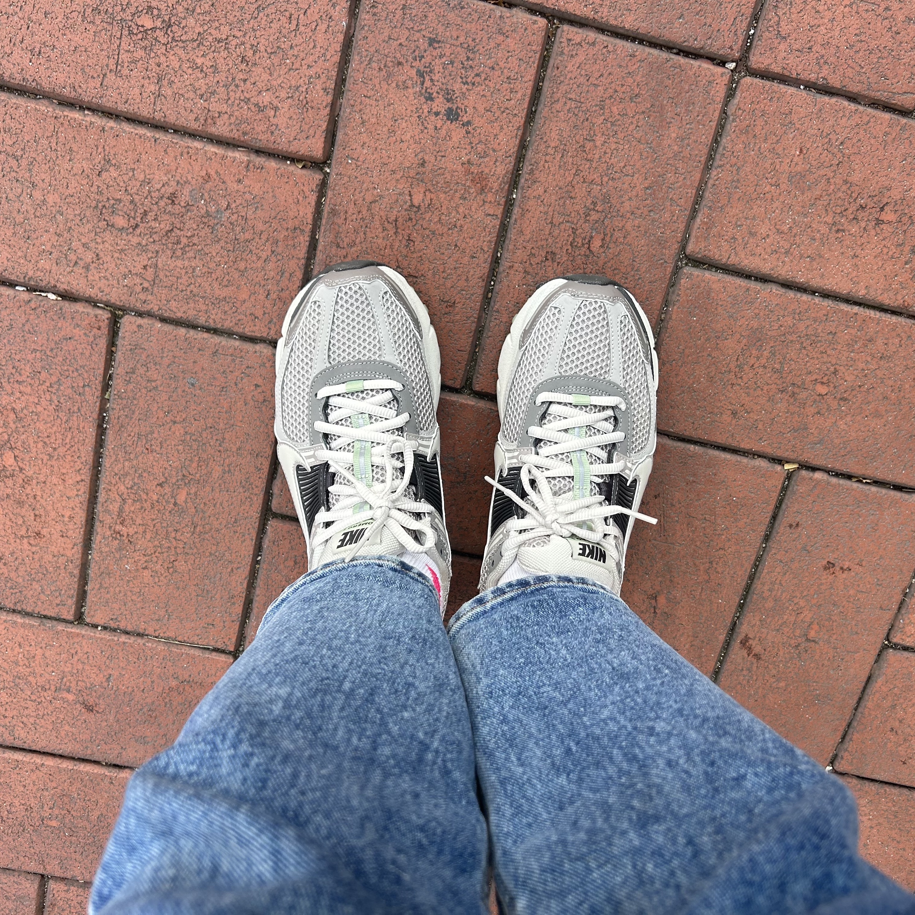 (W) Nike Zoom Vomero 5 Cobblestone and Flat Pewter 착용 스타일