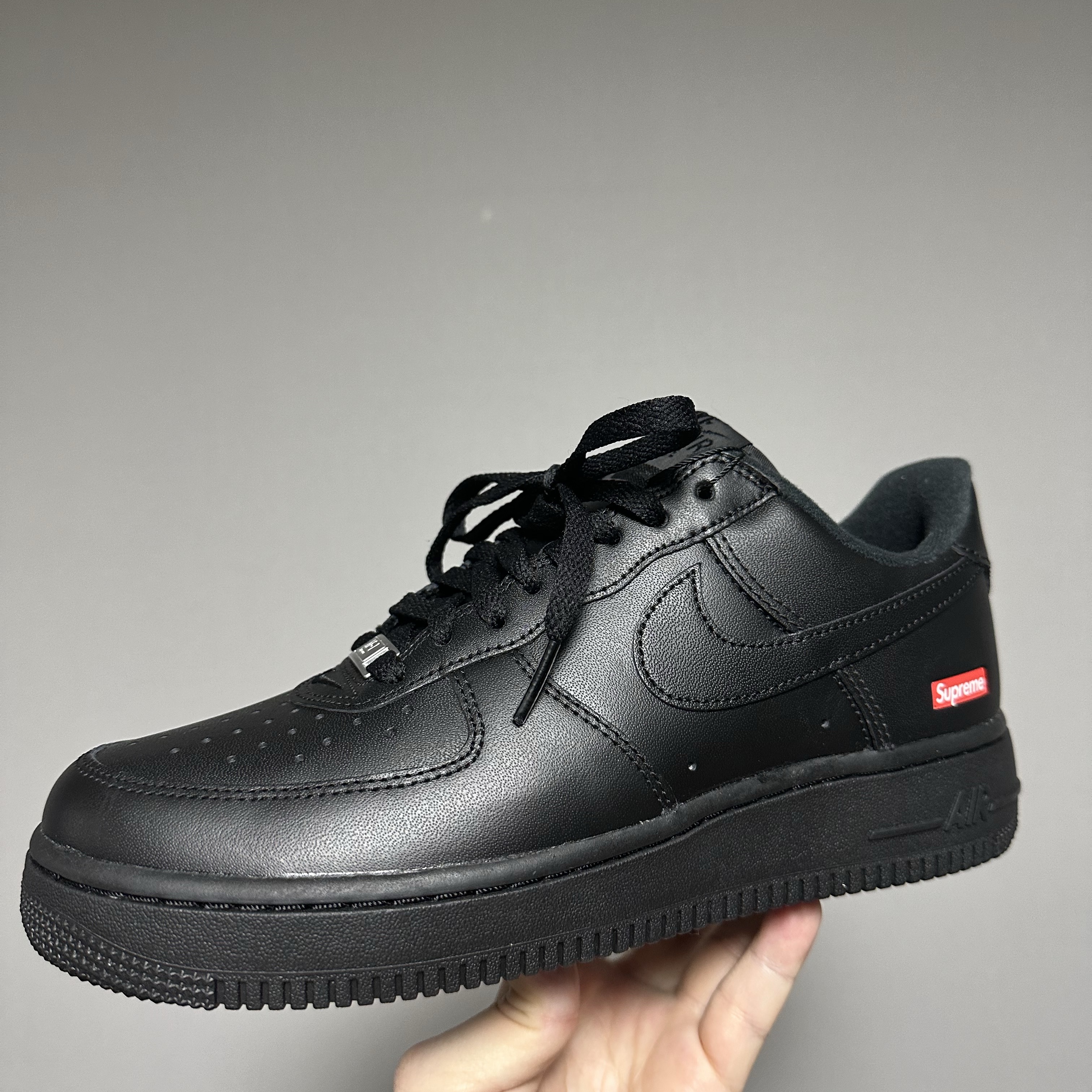 Nike x Supreme Air Force 1 Low Black 착용 스타일 - 1
