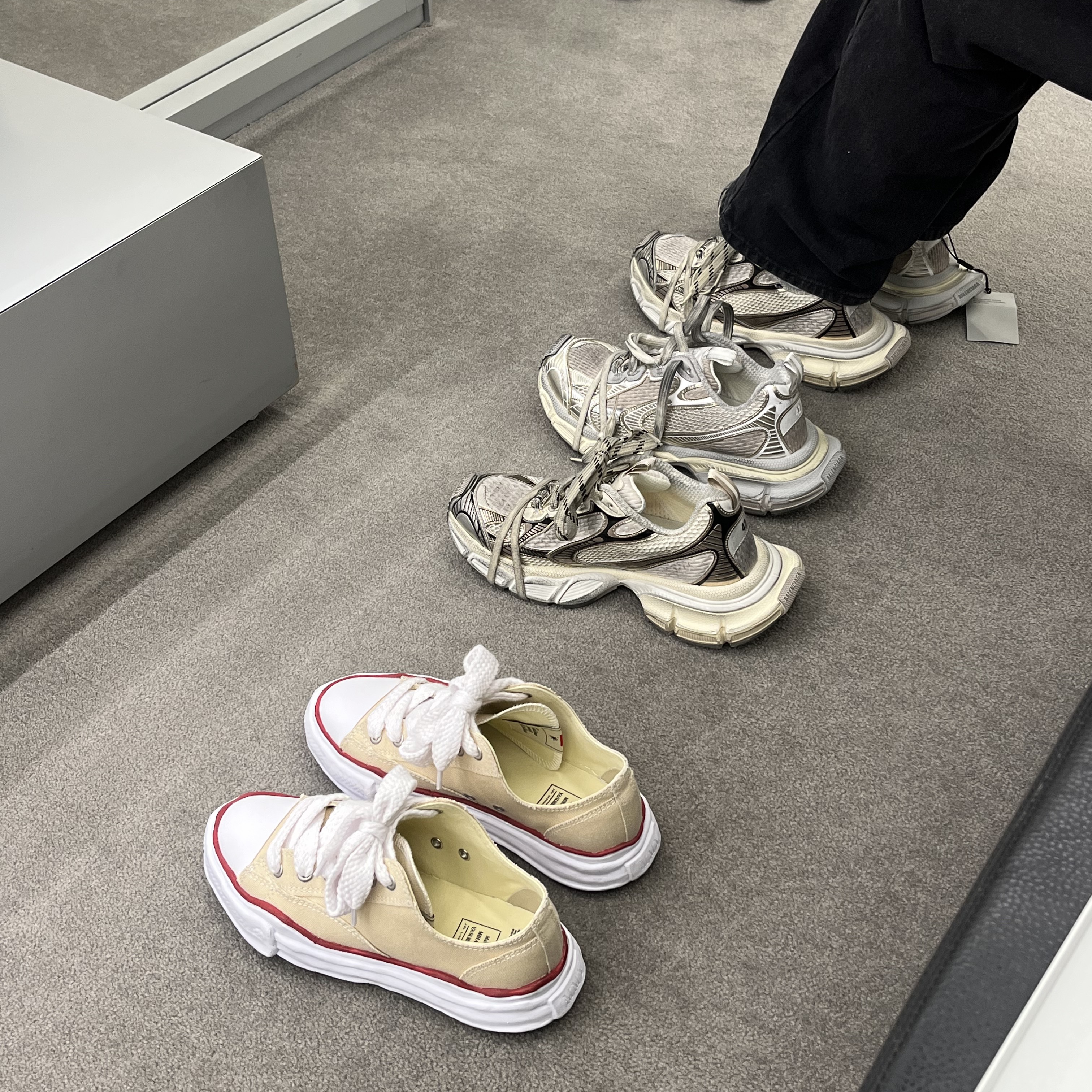 Maison Mihara Yasuhiro Peterson OG Sole Canvas Low-top Sneakers Natural, Balenciaga 3XL Sneakers Beige 착용 스타일