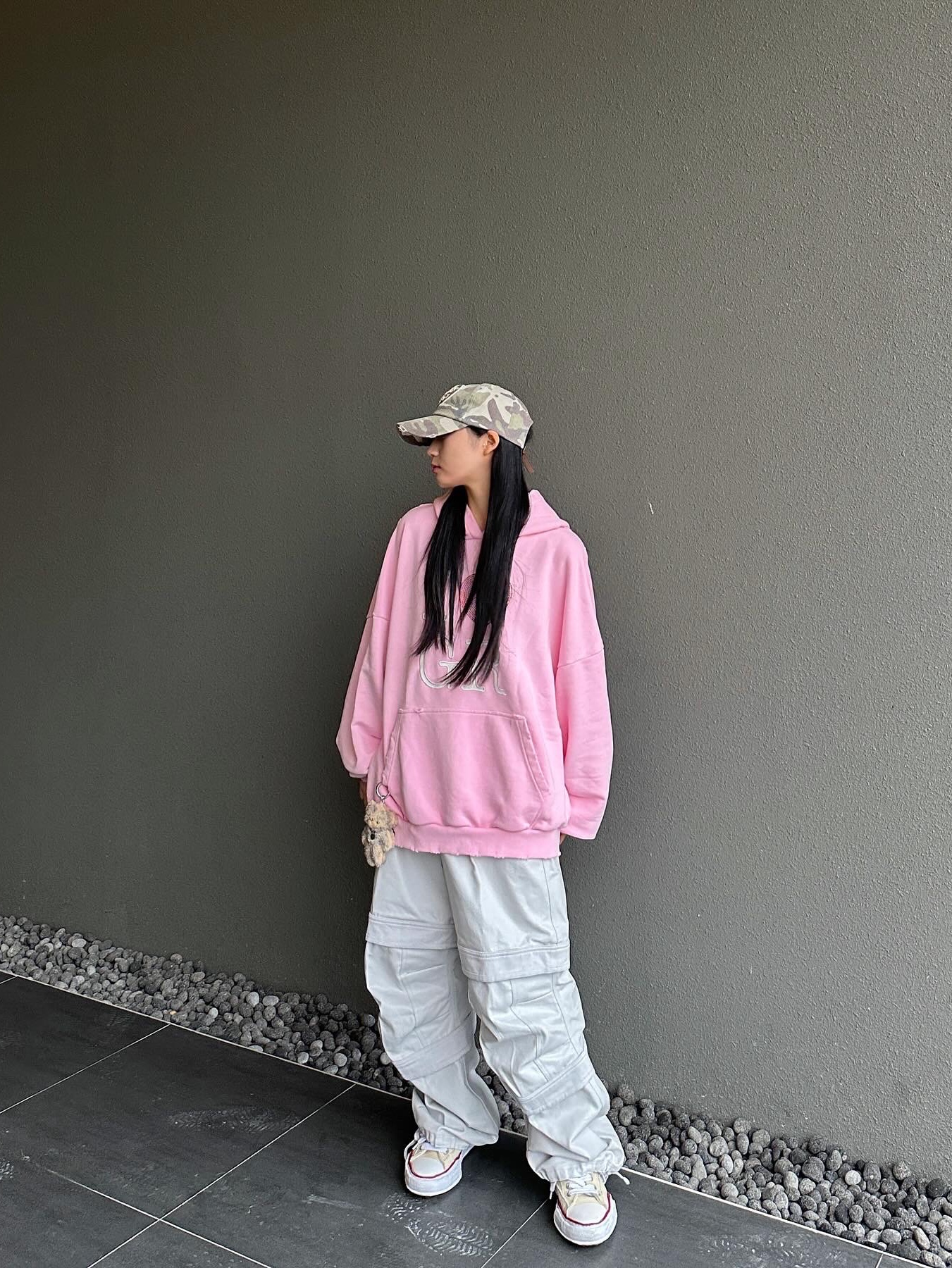 Project G/R I Love GR Hoodie Pink - Haus of GR Exclusive, Maison Mihara Yasuhiro Peterson OG Sole Canvas Low-top Sneakers Natural 착용 스타일 - 3