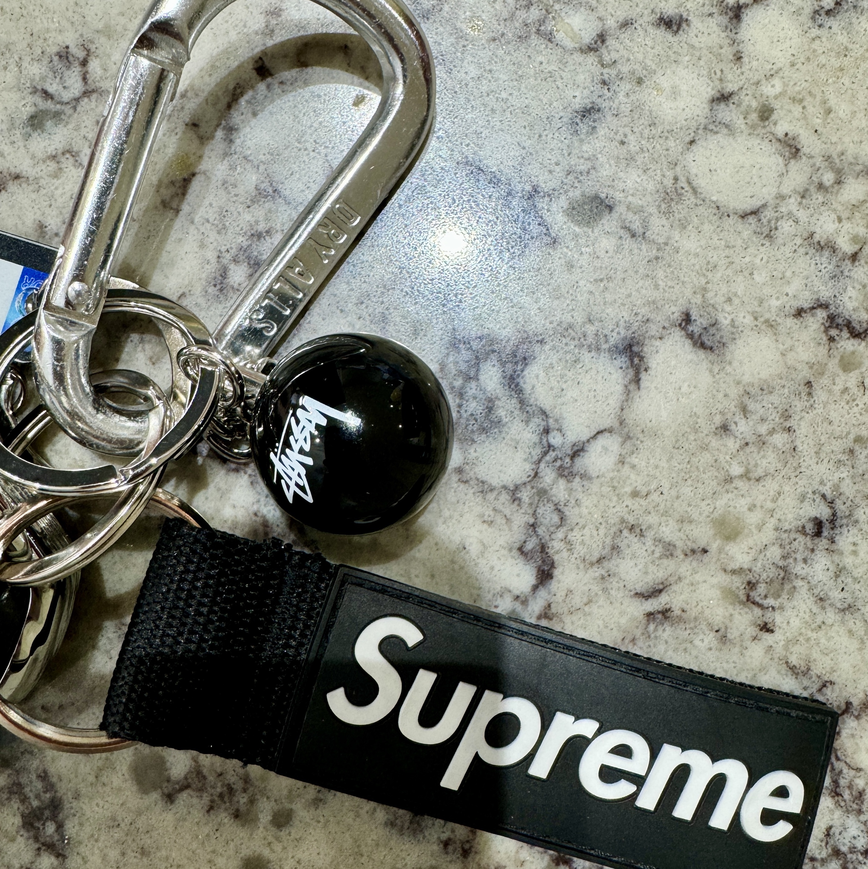Supreme Webbing Keychain Black - 23SS, Stussy 8 Ball Keychain Black 착용 스타일