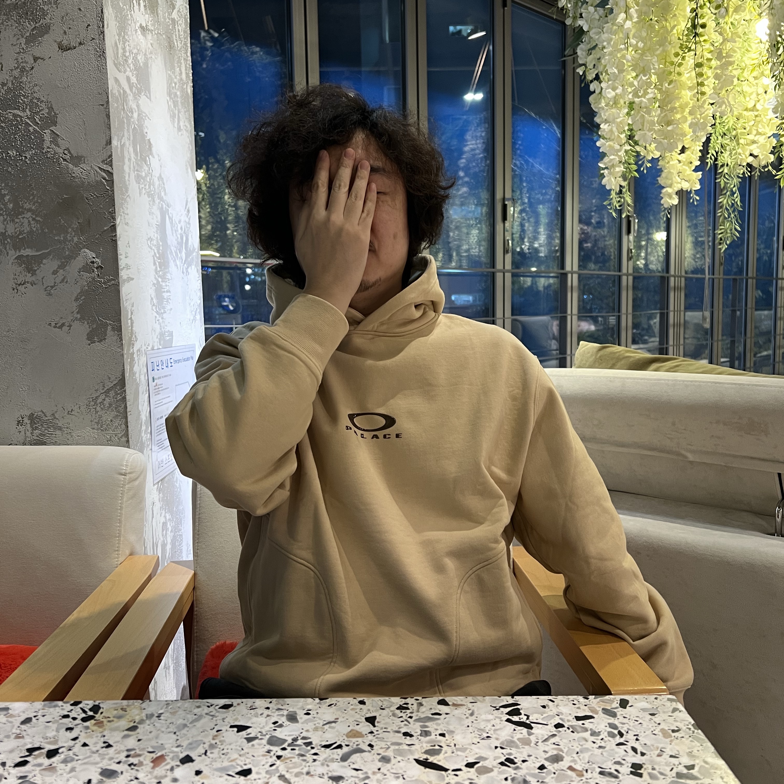 Palace x Oakley Hood Sand - 23SS 착용 스타일