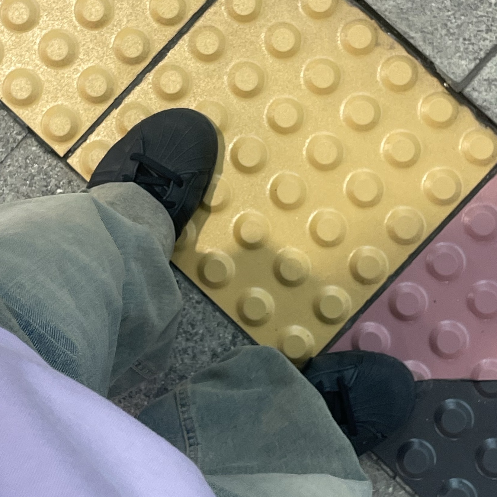 Adidas Superstar Triple Black 착용 스타일