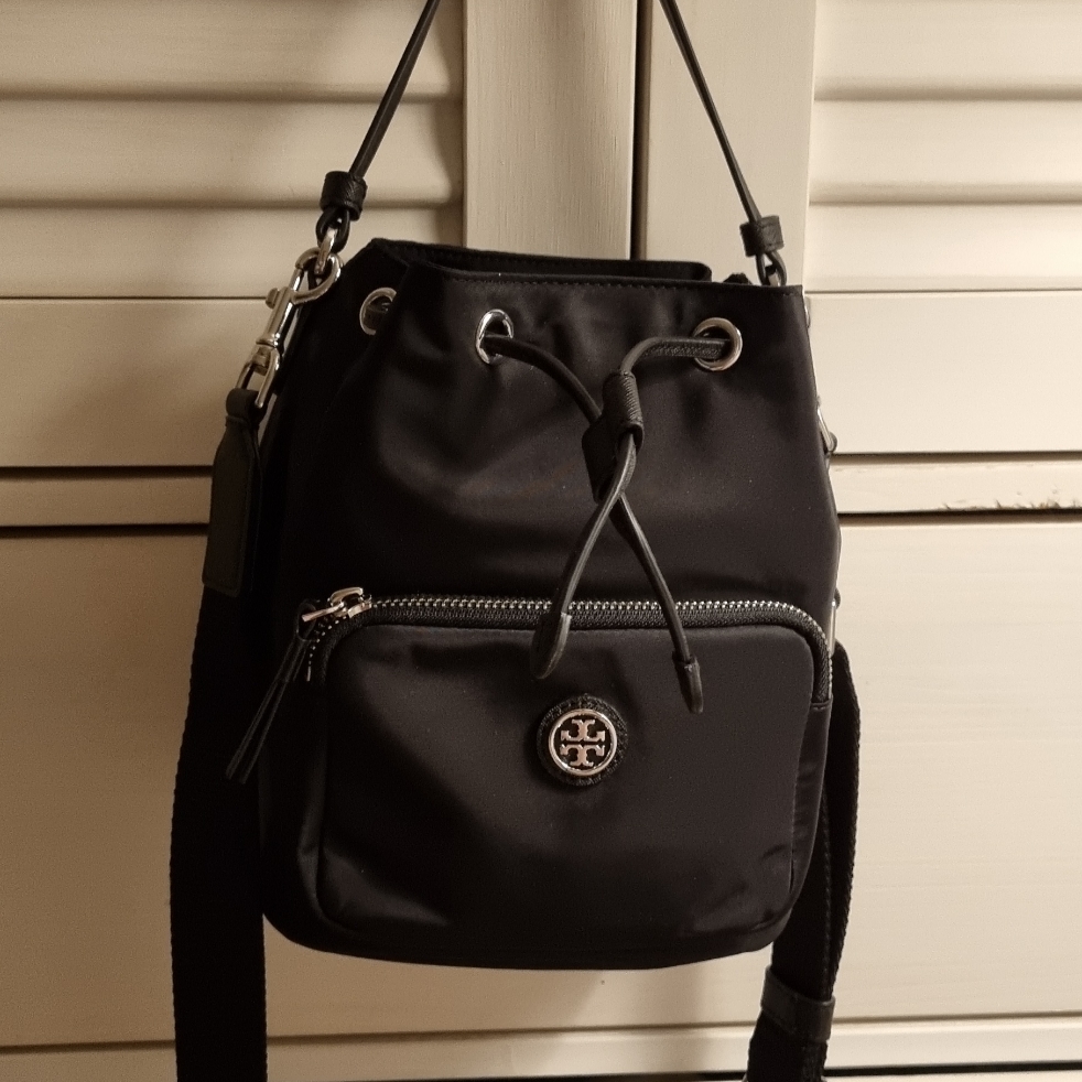Tory Burch Virginia Bucket Bag Black 착용 스타일