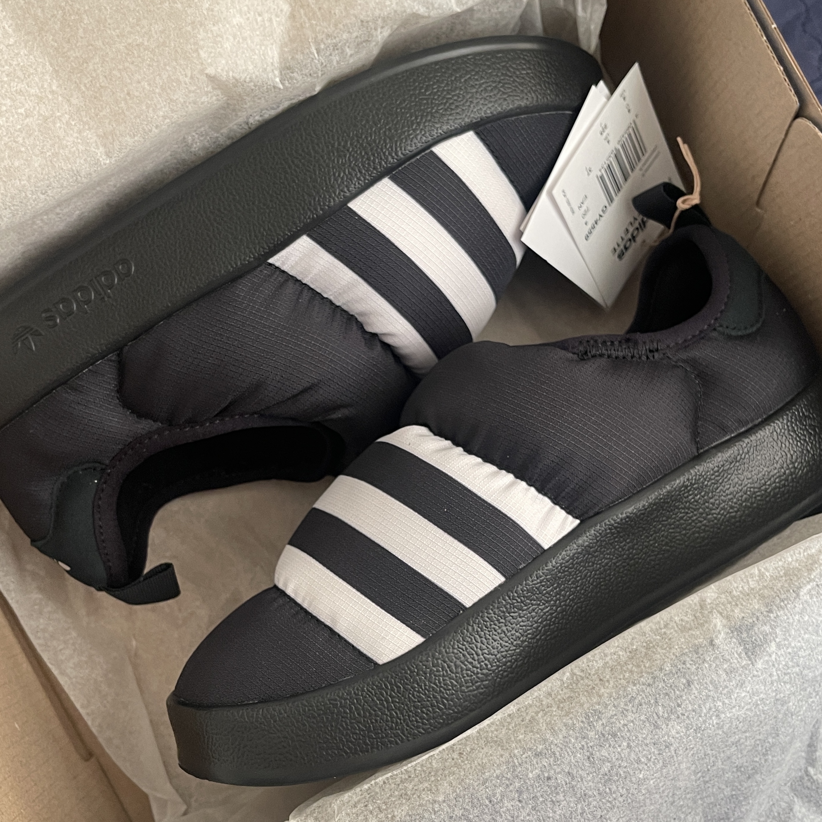 Adidas Puffylette Core Black 착용 스타일 - 2