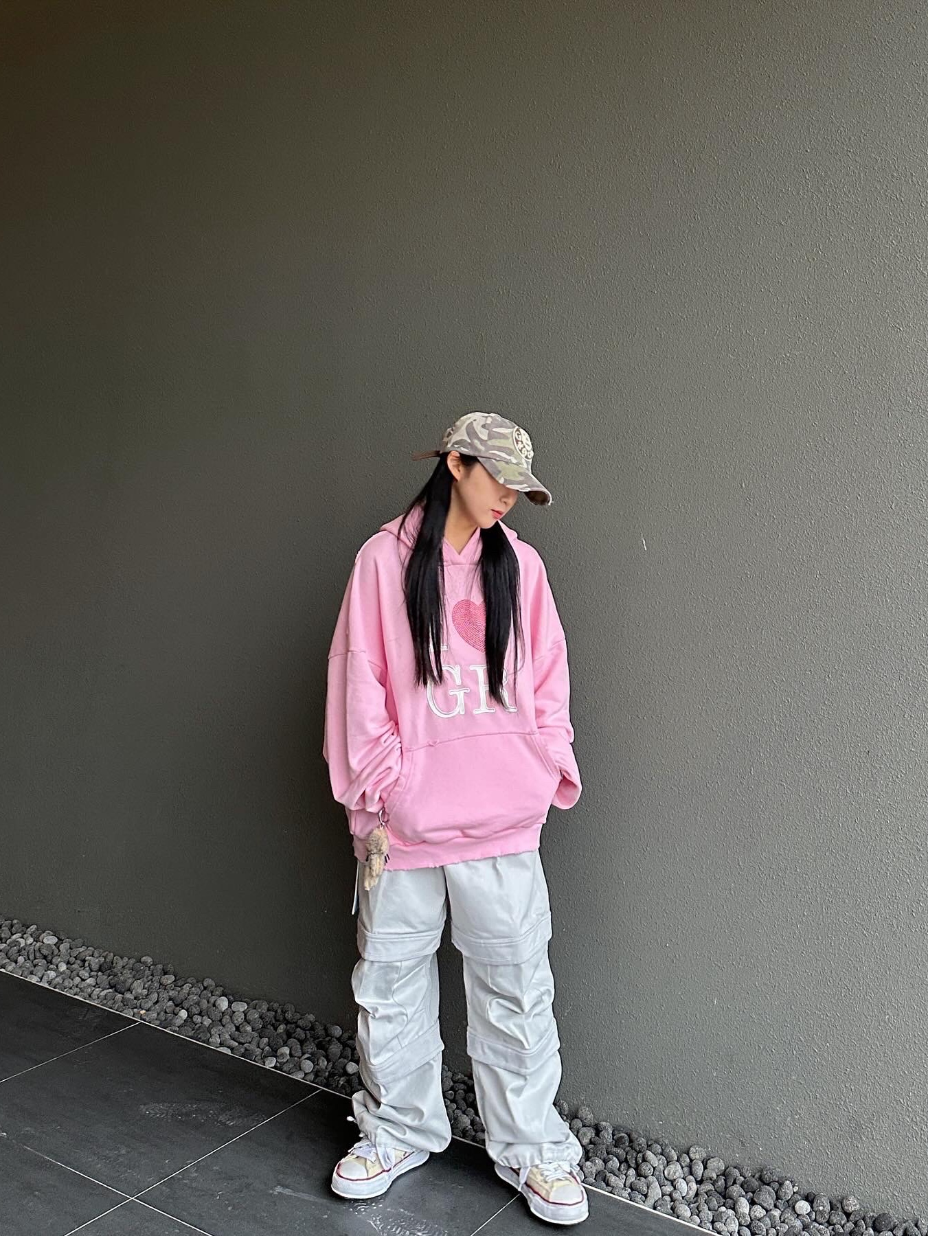 Project G/R I Love GR Hoodie Pink - Haus of GR Exclusive, Maison Mihara Yasuhiro Peterson OG Sole Canvas Low-top Sneakers Natural 착용 스타일 - 1