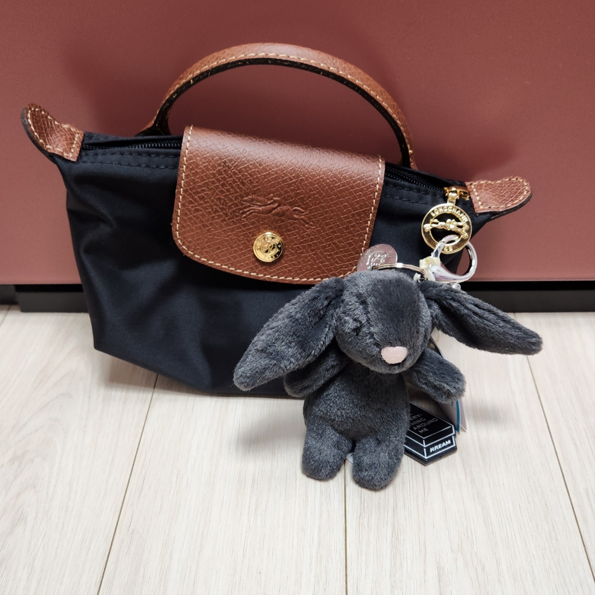 Jellycat Bashful Bunny Bag Charm Ink 착용 스타일