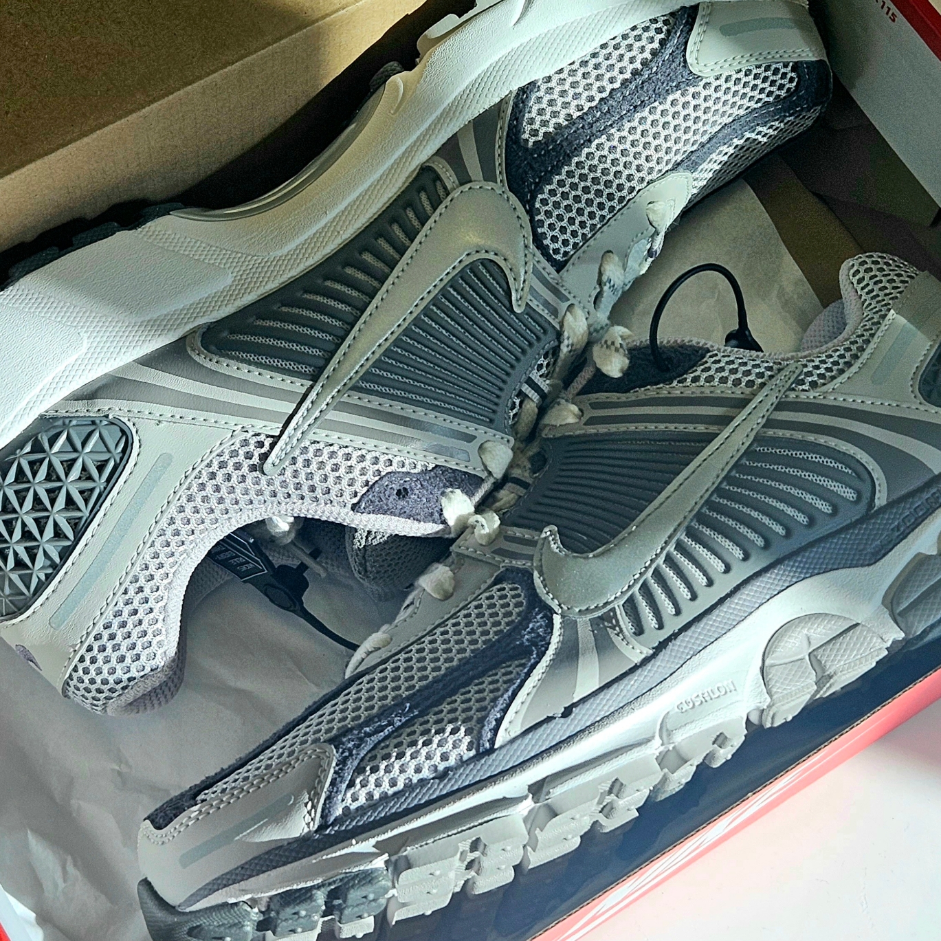 Nike Zoom Vomero 5 PRM Light Iron Ore and Flat Fewter 착용 스타일