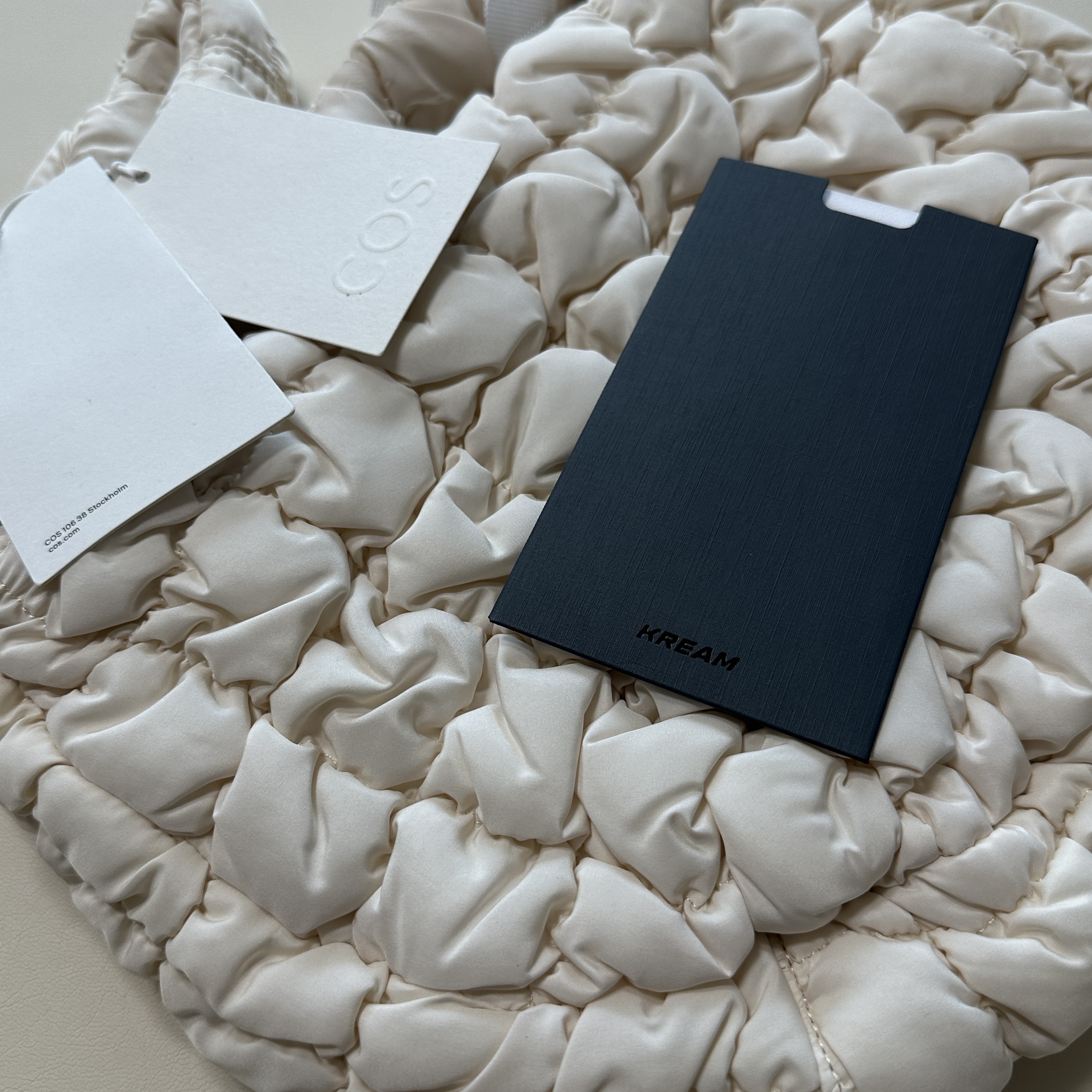 COS Quilted Mini Bag Cream 착용 스타일