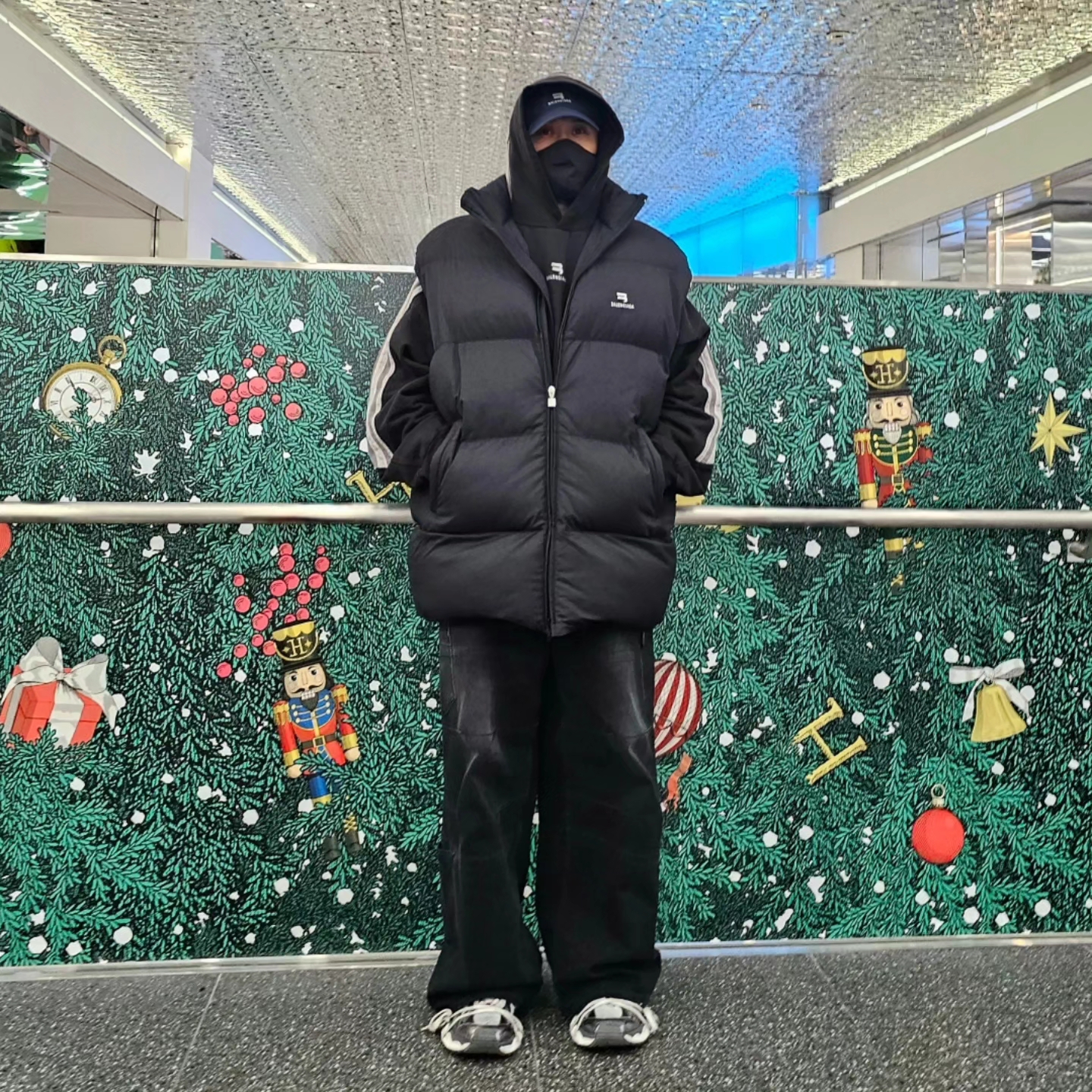 Balenciaga Sporty B Cosy Puffer Gilet Black, Balenciaga 3XL Mule Grey White Red 착용 스타일 - 1