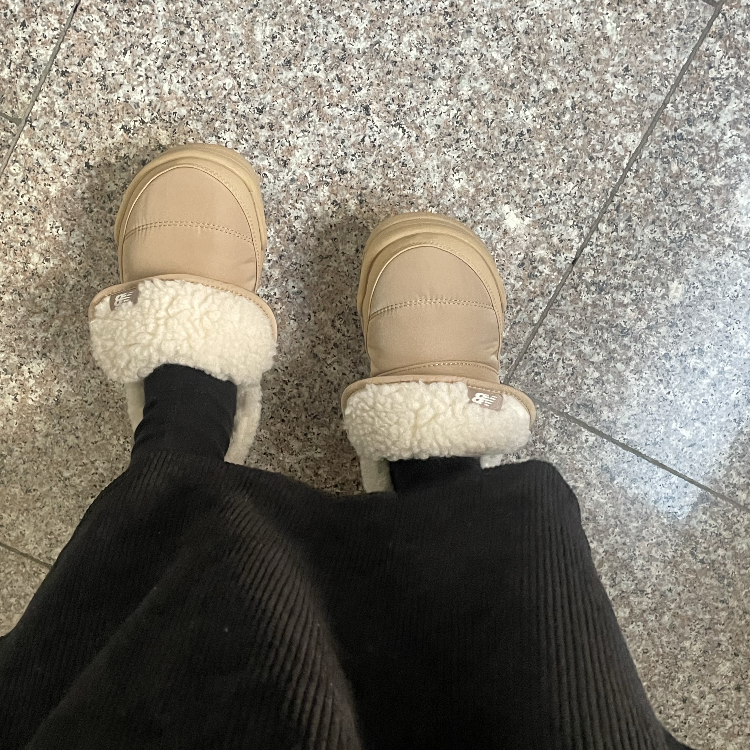 New Balance Puflee v2 Beige 착용 스타일