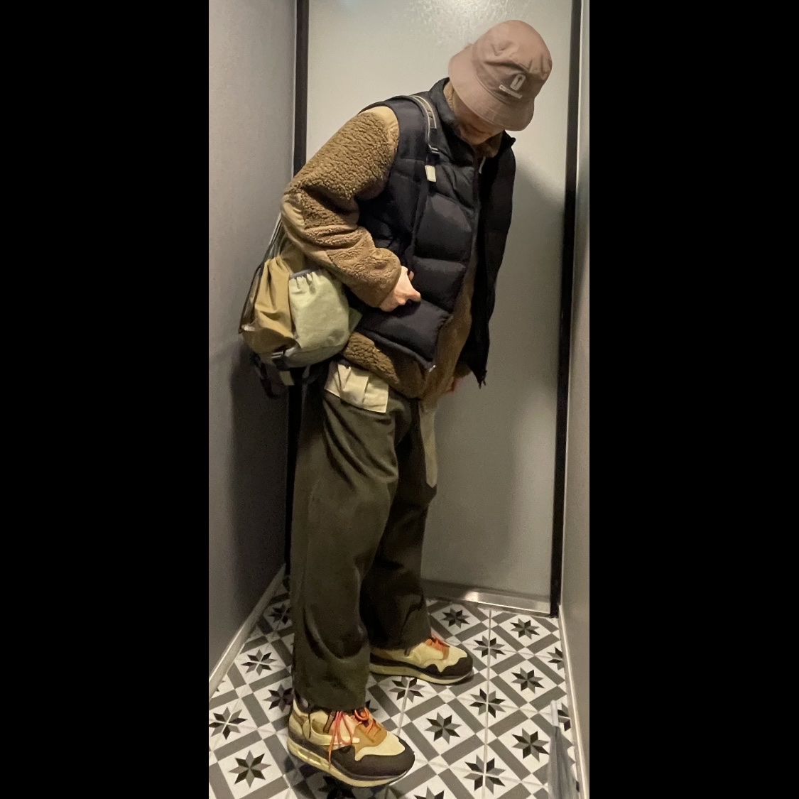 Nike x Travis Scott Air Max 1 Cact.us Brown, Converse x Drkshdw Bucket Hat Dust 착용 스타일 - 1