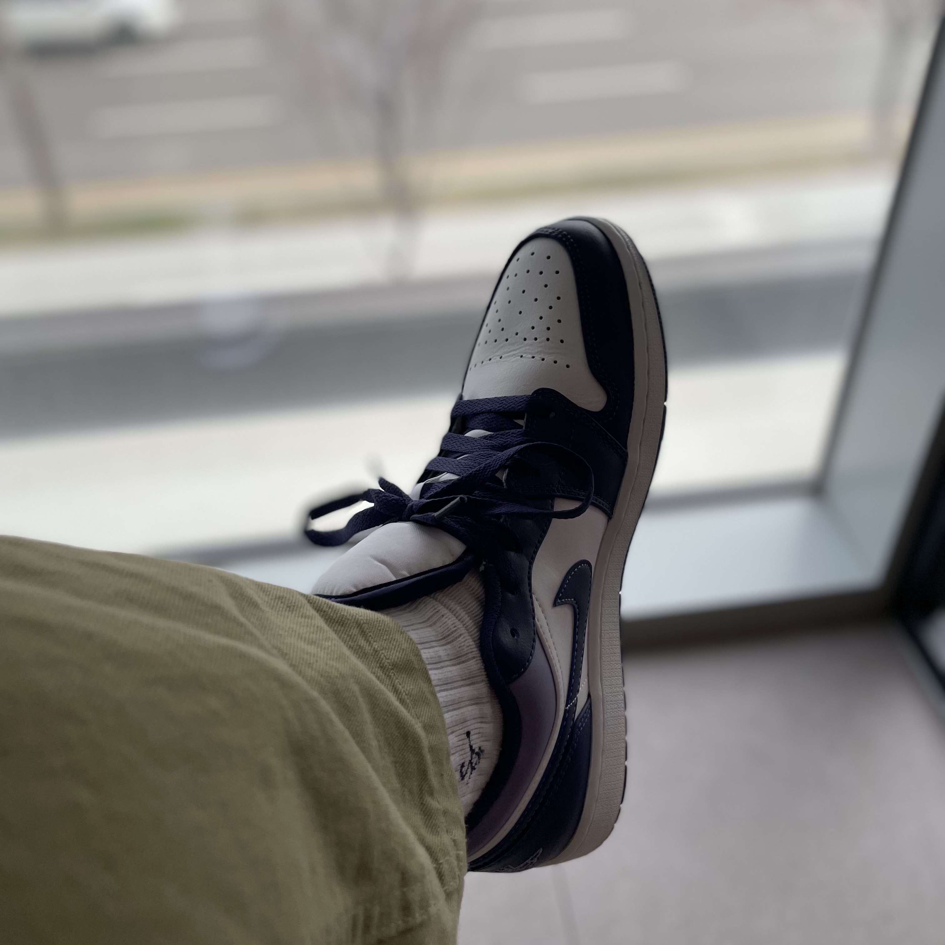 Jordan 1 Low Sky J Purple White 착용 스타일 - 3