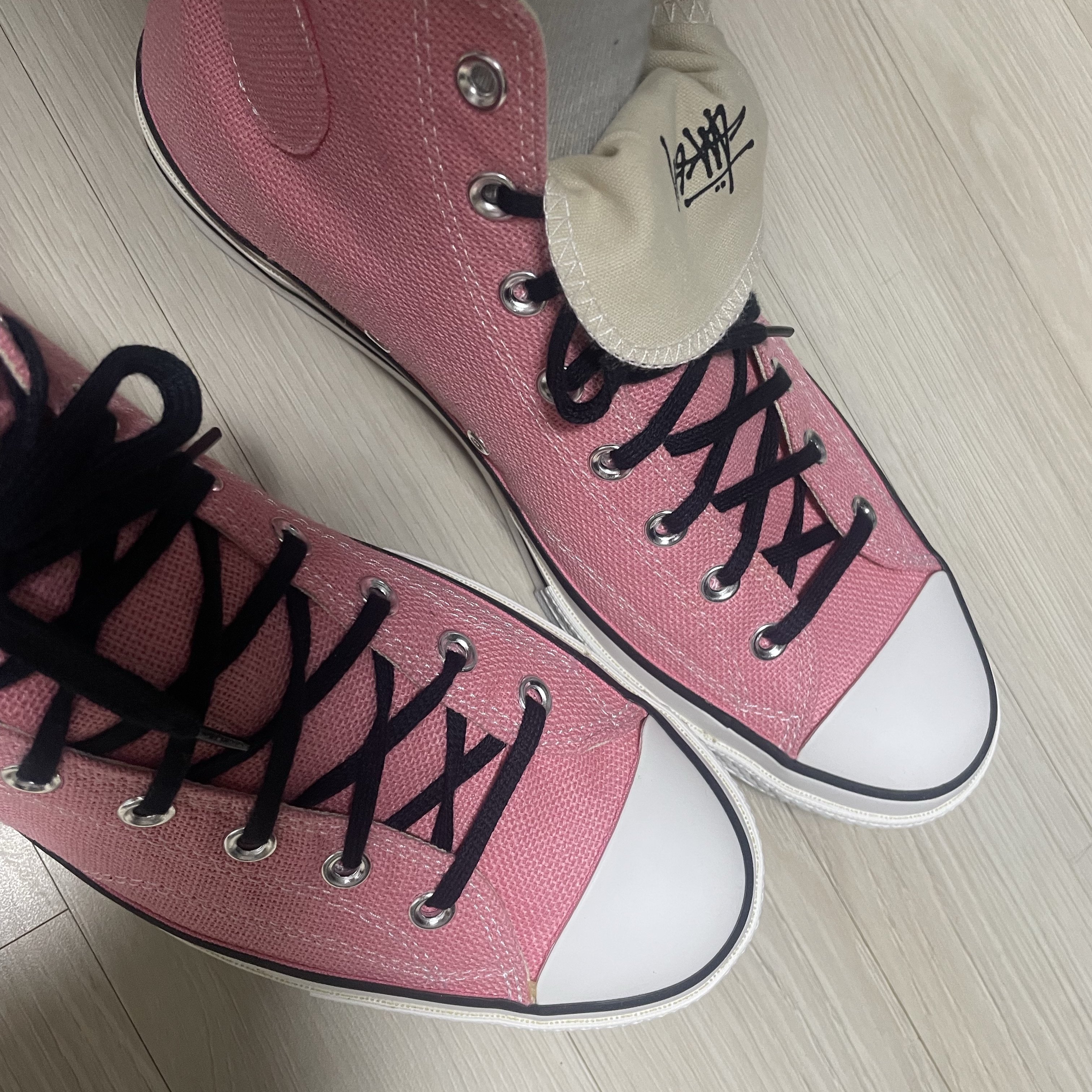 Converse x Stussy Chuck 70 High Plumeria 착용 스타일 - 2