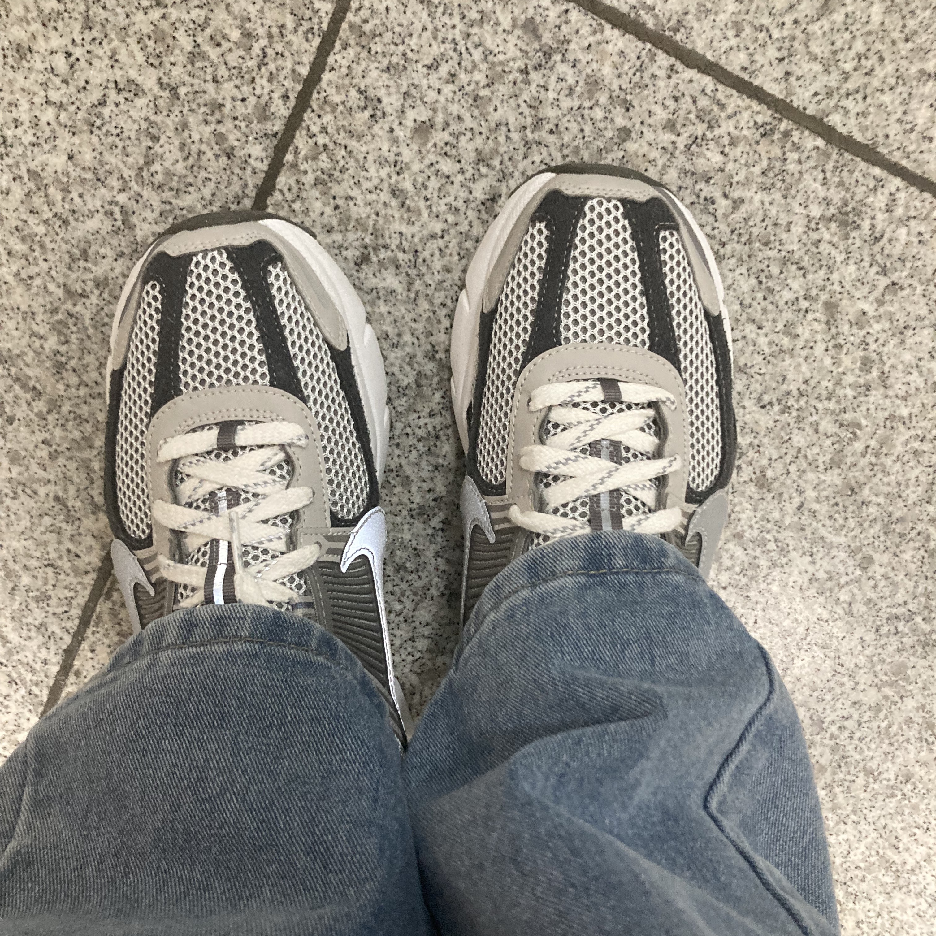 Nike Zoom Vomero 5 PRM Light Iron Ore and Flat Fewter 착용 스타일 - 2