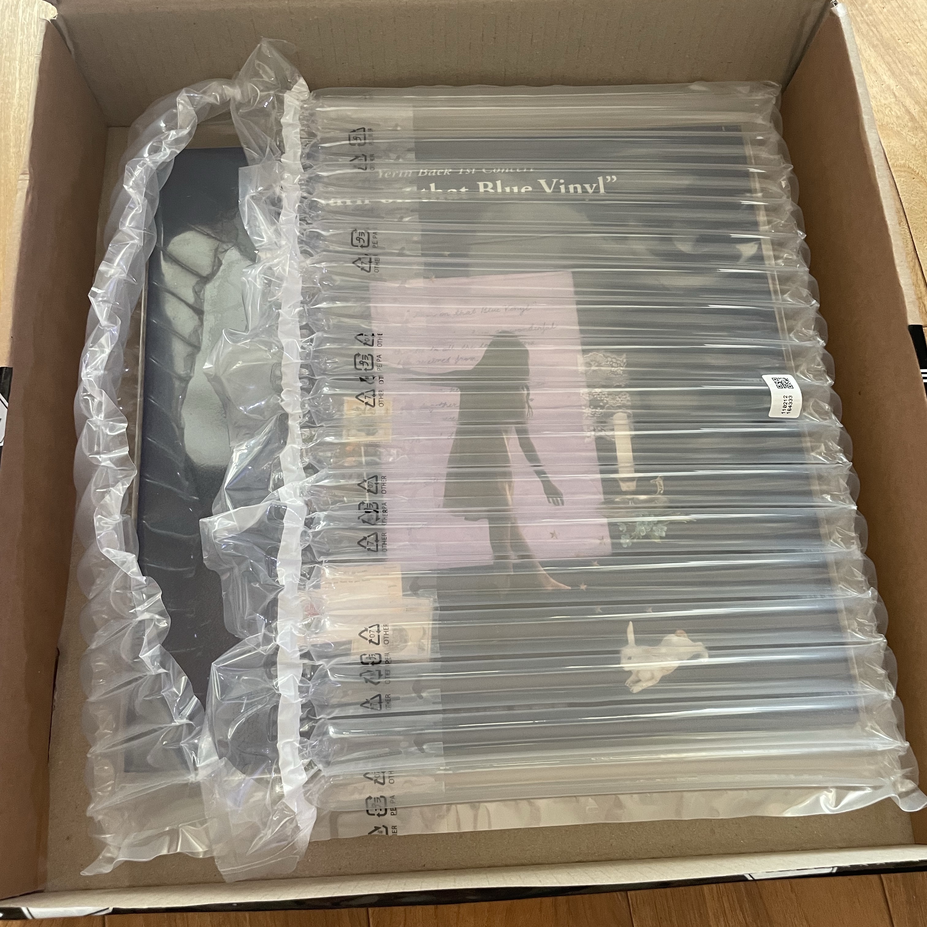 Yerin Baek Turn On That Blue Vinyl Live LP Blue (2LP) 착용 스타일