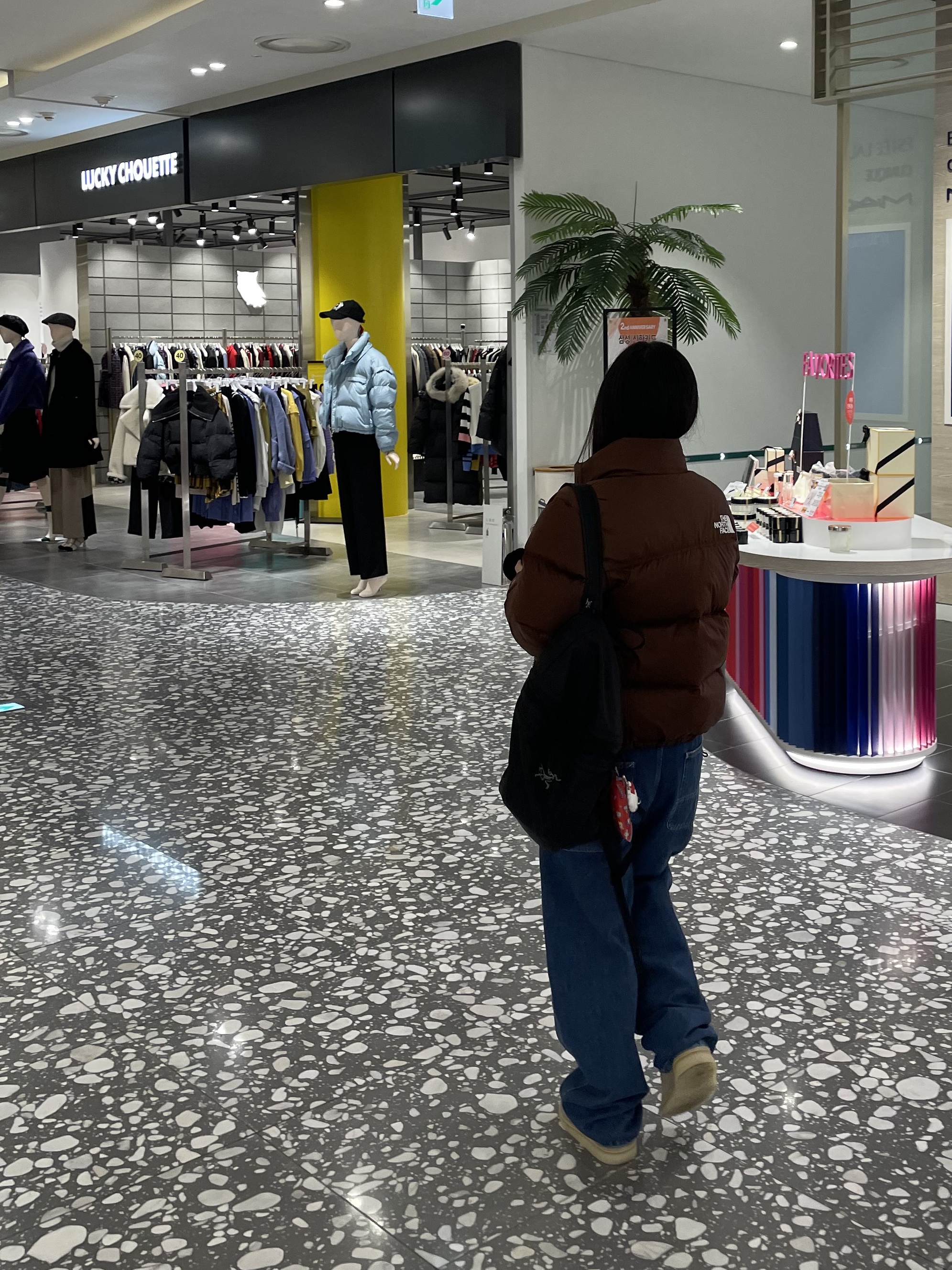 (W) The North Face 1996 Retro Nuptse Jacket Dark Oak, The North Face 1996 Retro Nuptse Jacket Dark Oak 착용 스타일 - 4