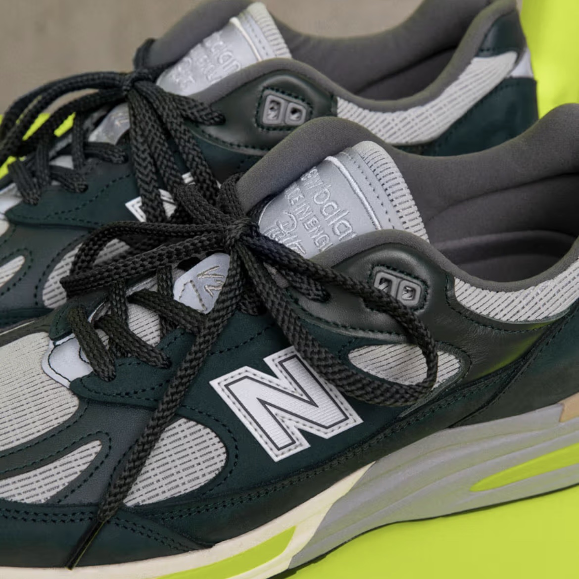 New Balance x Patta 991v2 Made in UK Pickled Beet Safety Yellow 착용 스타일 - 2