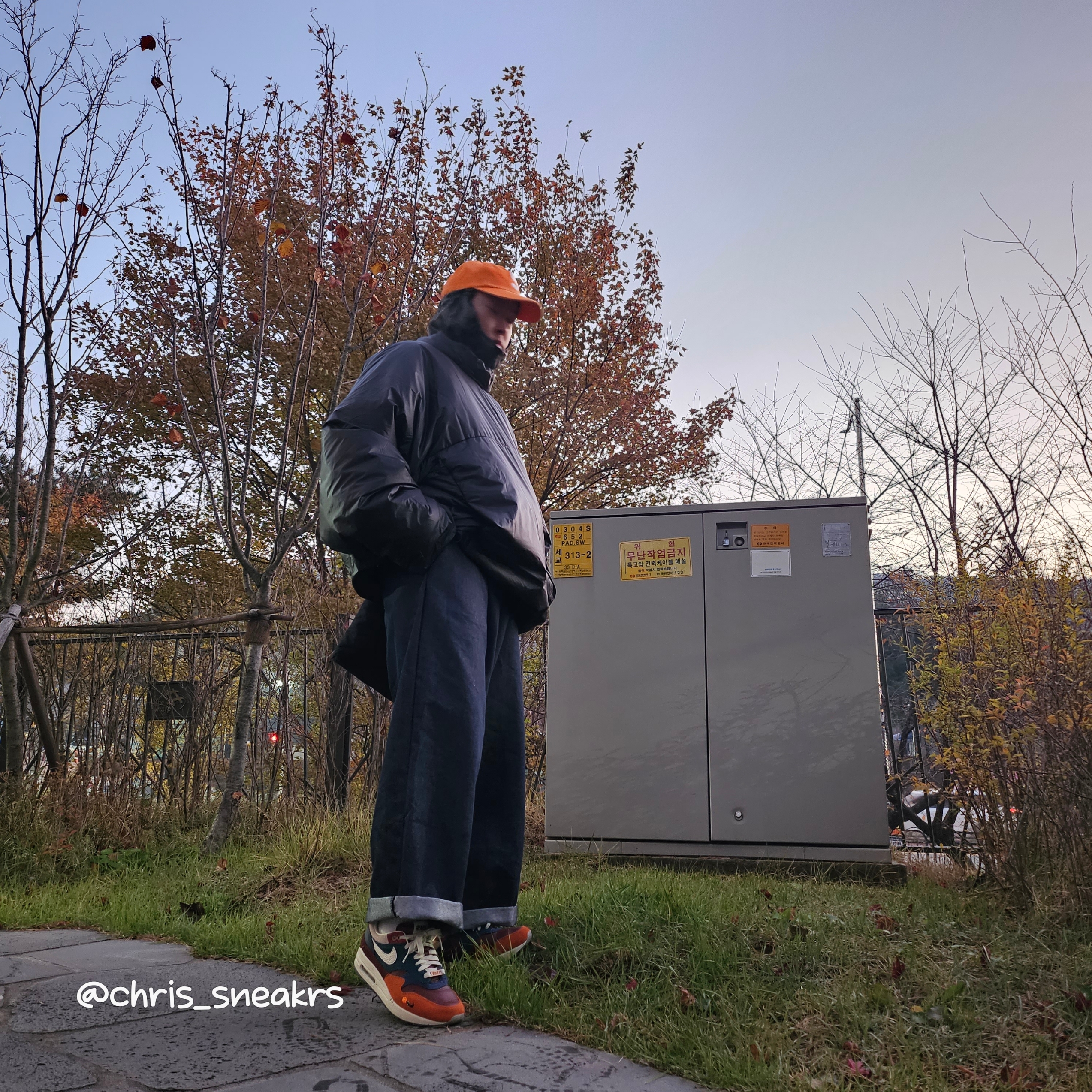 Supreme Pigment Canvas S Logo 6-Panel Orange - 23SS, Yeezy Gap Engineered By Balenciaga Mock Neck Pullover Puffer Black 착용 스타일 - 2