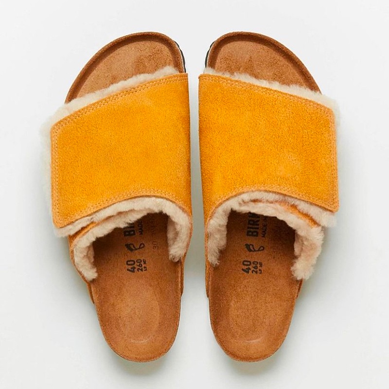Birkenstock x Stussy Solana Shearling Slide Caramel, Birkenstock x Stussy Solana Shearling Slide Washed Green 착용 스타일 - 3