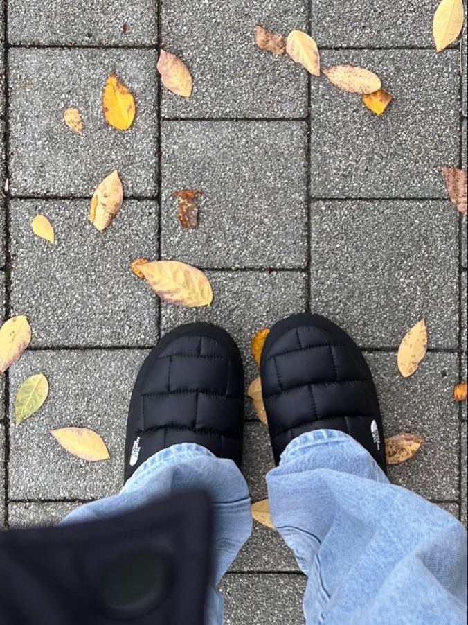 The North Face Thermoball Traction Mule V Black, (W) The North Face Thermoball Traction Mule V Black 착용 스타일 - 6