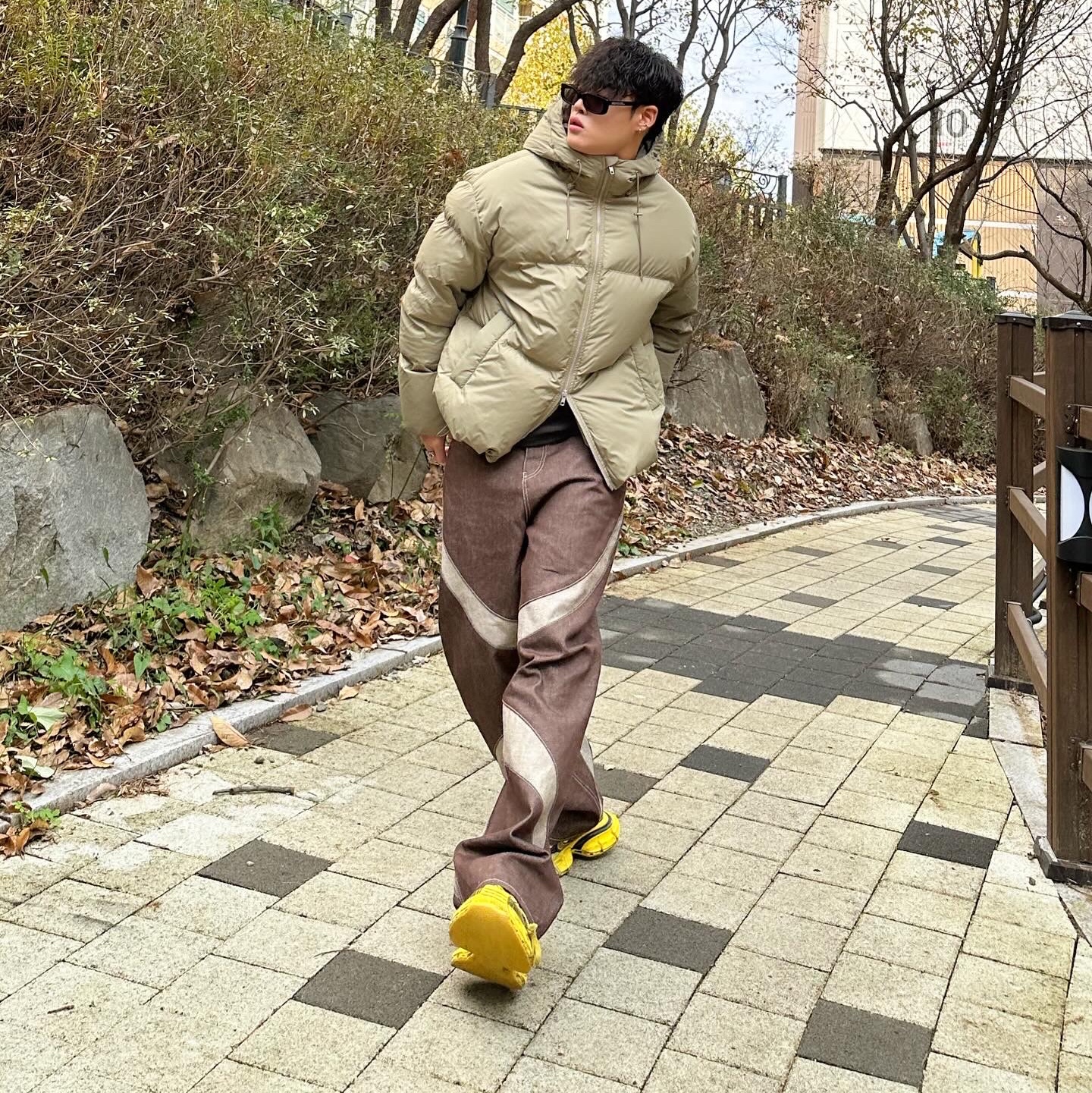 Balenciaga 3XL Sneakers Yellow Black 착용 스타일 - 2